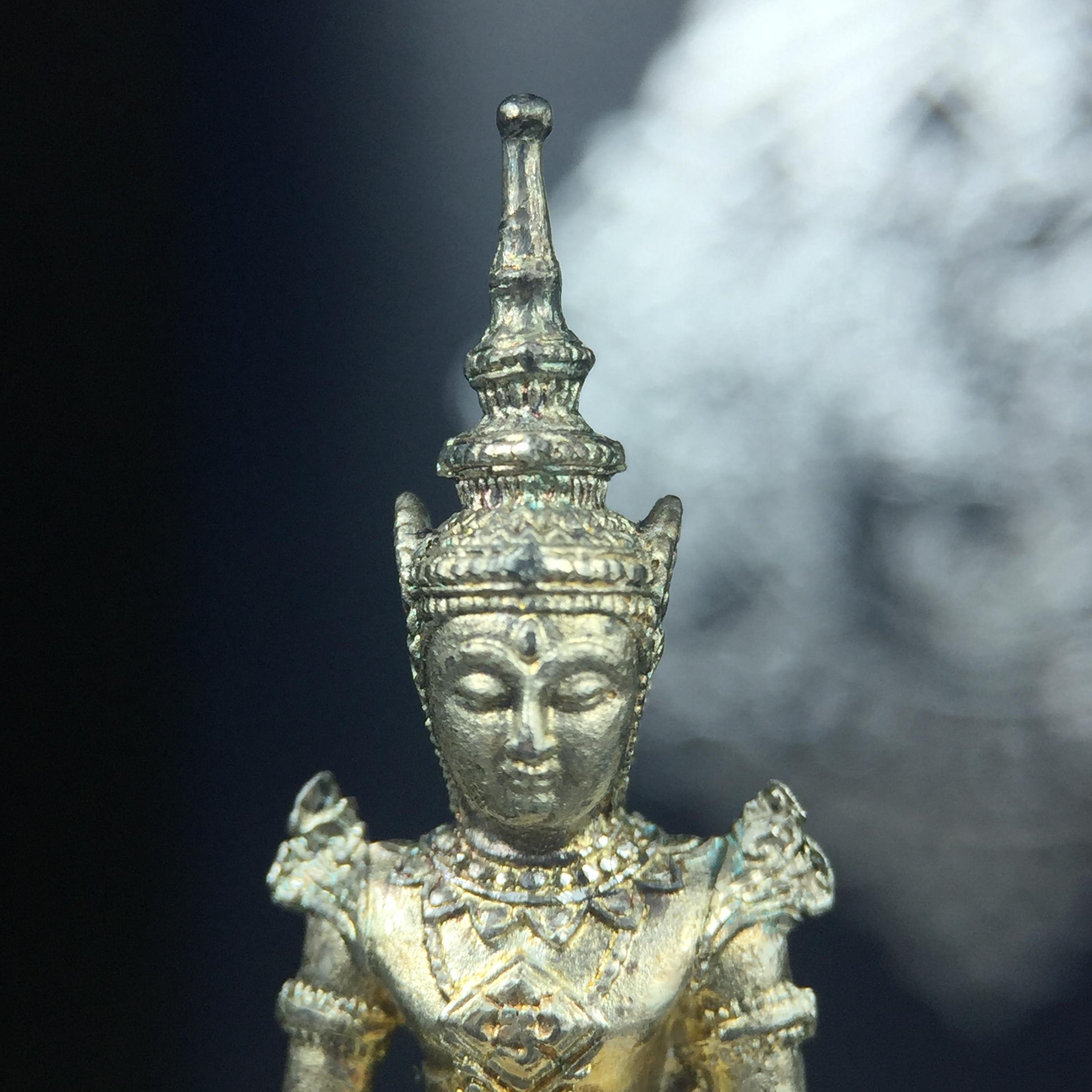 พระแก้วมรกต กรมสรรพสามิตจัดสร้างขึ้นเนื่องในโอกาสครบรอบ 64 ปีของกรมสรรพสามิต และเนื่องในวโรกาสที่พระบาทสมเด็จพระเจ้าอยู่หัวทรงครองราชย์ครบ50ปีเมื่อ พ.ศ.2539 เนื้อเงินทรายนวลขัดเงา(ผิวเดิมๆขึ้นสีรุ้งธรรมชาติสวย(สเน่ห์พระเนื้อเงินสีสันที่ธรรมชาติสรรค์สร้าง)