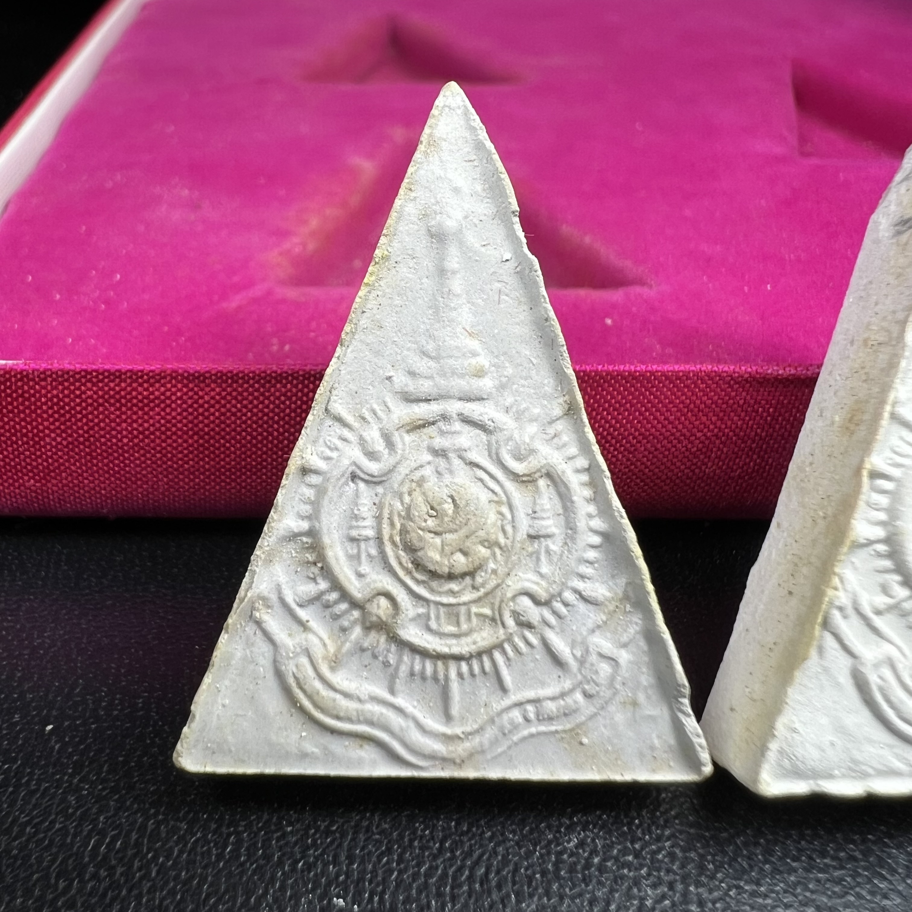 พระสมเด็จนางพญา 9 แผ่นดิน ชุด เบญจรัตนคุณ วัดอรุณราชวราราม จัดสร้างเนื่องในพระราชพิธีมหามงคลรัชกาลที่ 9 เฉลิมพระชนมพรรษา 6 รอบ 5 ธันวาคม 2542 ชุด เบญจรัตนคุณ ชุดหมายเลข ๓๐๙ (ชุดพิเศษพิมพ์กรรมการ 1 ใน 1000 ชุด)หายาก