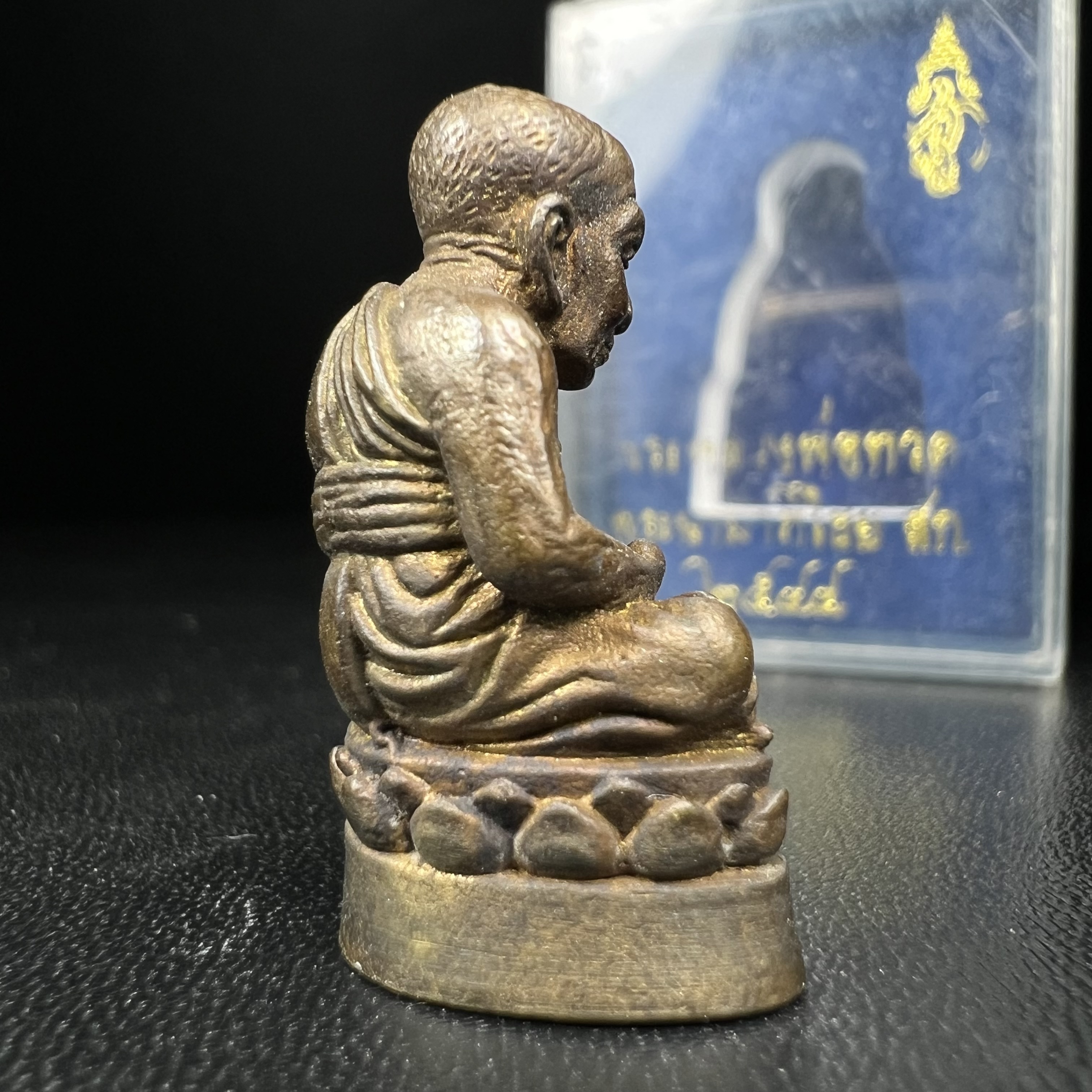 หลวงพ่อทวด พระนามาภิไธย สก. วัดห้วยมงคล จ.ประจวบคีรีขันธ์ ปี 2544(รุ่นแรก) รูปหล่อลอยองค์ ขนาดห้อยคอ หน้าตัก 1.5 ซม. พิมพ์ลอยองค์เนื้อสัตตะโลหะหล่อโบราณ(โลหะผสมรมดำ)(คัดสภาพสวยสมบูรณ์)(คุ้มครองปลอดภัย แคล้วคลาด พิธีใหญ่ มวสสารดี)