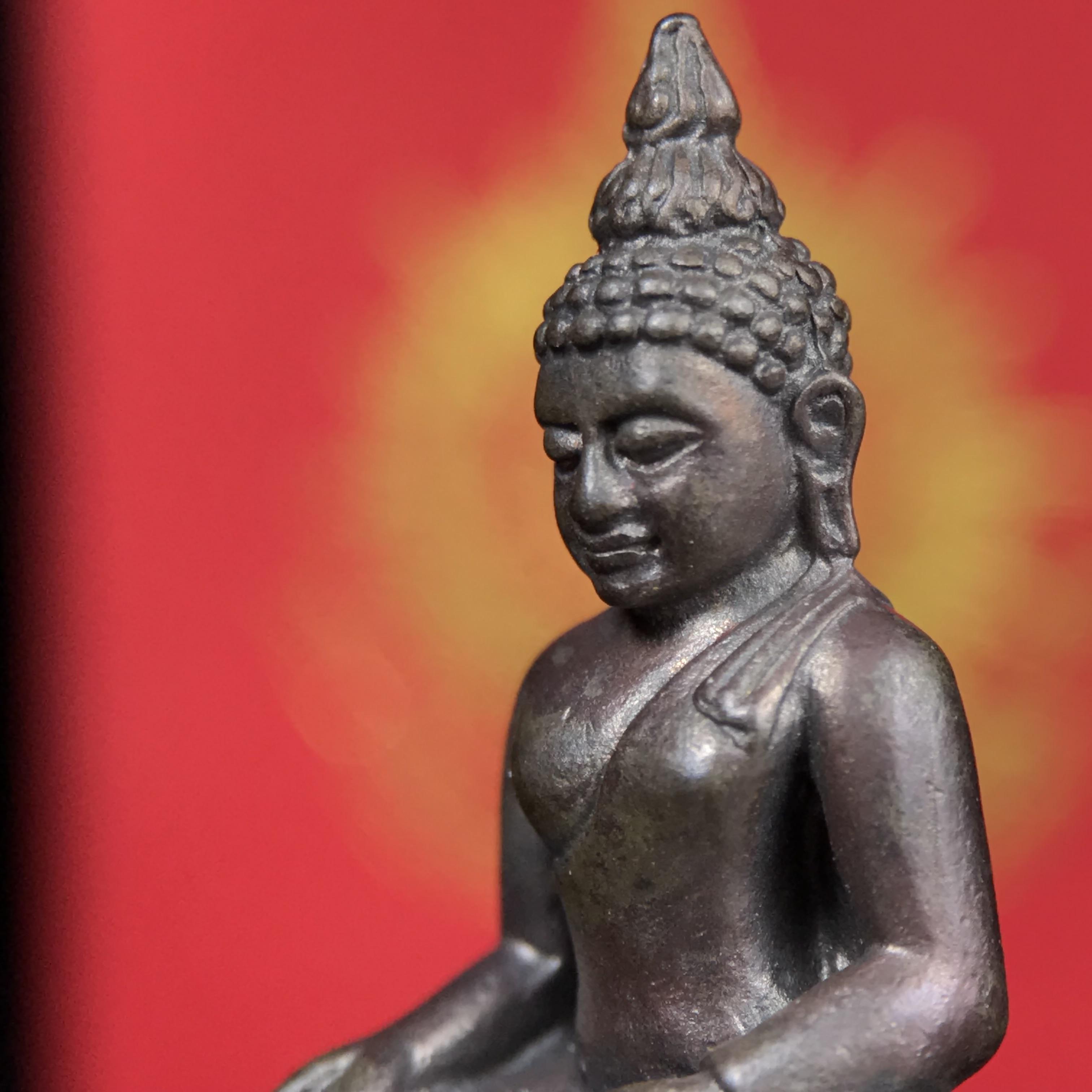 พระกริ่งไพรีพินาศ บรรจุเหล็กไหล ครั้งแรกและครั้งเดียวในประวัติศาสตร์ เฉลิมพระเกียรติ พระบาทสมเด็จพระเจ้าอยู่หัวรัชกาลที่9 พระชนมพรรษา 6 รอบ ปี2542 เนื้อนวโลหะผสมทองคำ(บรรจุเหล็กไหล)ดีนอก-ดีใน พิธีใหญ่ มวลสารเด่น (หายาก)