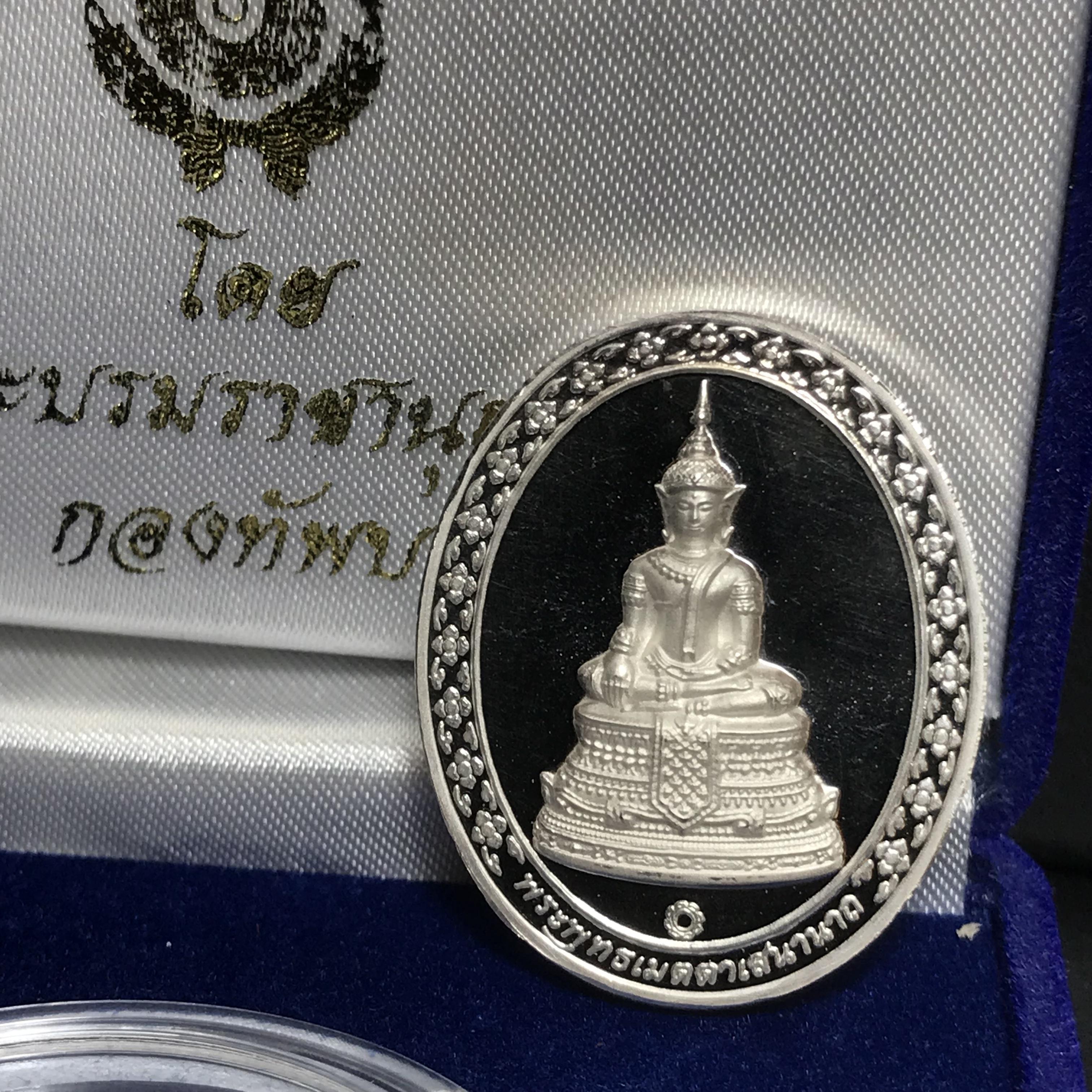 เหรียญพระพุทธเมตตาเสนานาถ ภปร. 84พรรษา ในหลวงรัชกาลที่9 เนื้อเงิน โดยพระบรมราชานุญาต กองทัพบกจัดสร้าง ปี2556