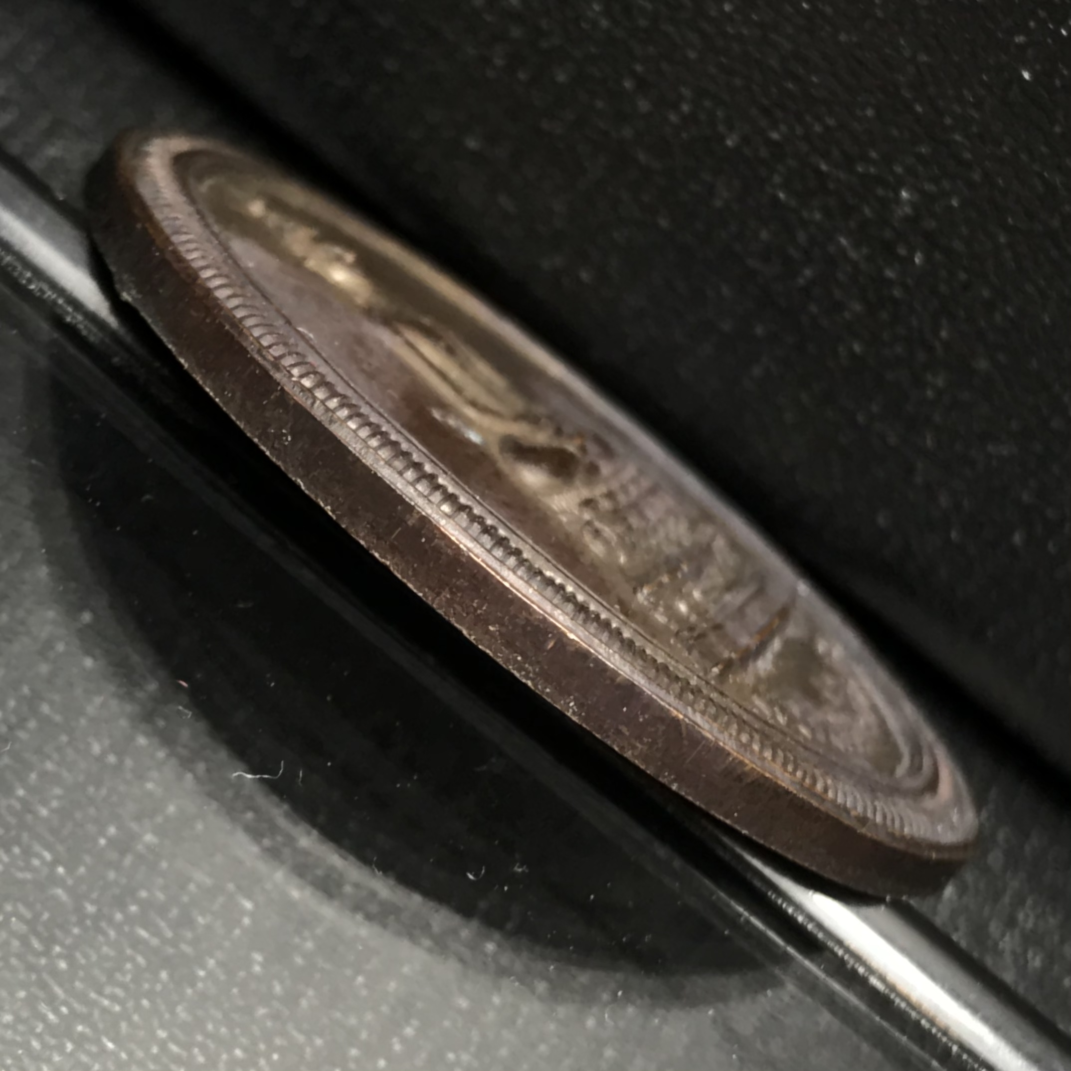 เหรียญพระพุทธสิหิงค์ ภปร. รุ่นมหาลัยธรรมศาสตร์ 60ปี พ.ศ.2537 พิมพ์ใหญ่กรรมการ(ไม่มีหูห่วง)เนื้อทองแดงซองบรรจุเดิม(ในหลวงรัชกาลที่9เสด็จในพิธี)(หลวงตามหาบัวร่วมปลุกเสก)