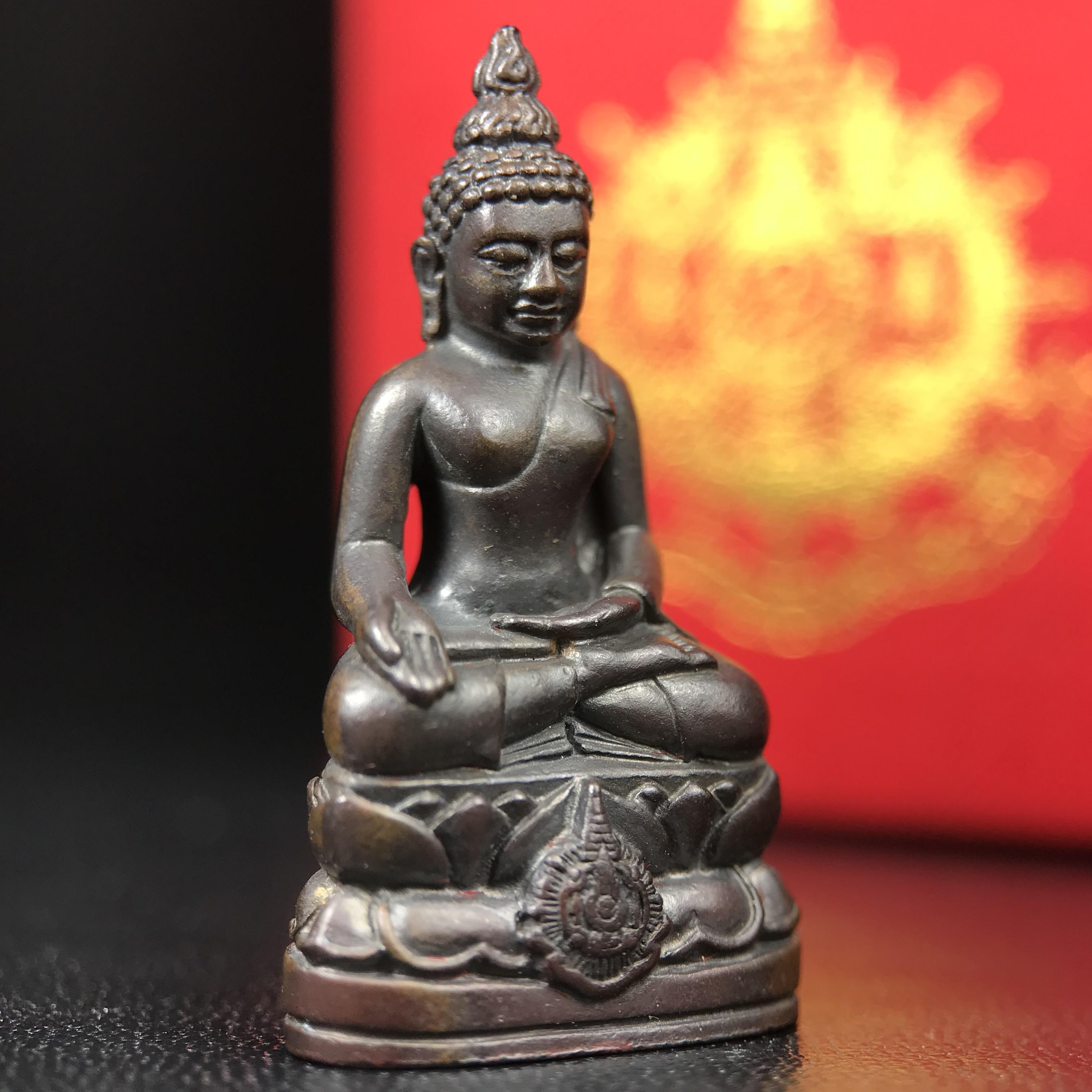 พระกริ่งไพรีพินาศ บรรจุเหล็กไหล ครั้งแรกและครั้งเดียวในประวัติศาสตร์ เฉลิมพระเกียรติ พระบาทสมเด็จพระเจ้าอยู่หัวรัชกาลที่9 พระชนมพรรษา 6 รอบ ปี2542 เนื้อนวโลหะผสมทองคำ(บรรจุเหล็กไหล)ดีนอก-ดีใน พิธีใหญ่ มวลสารเด่น (หายาก)