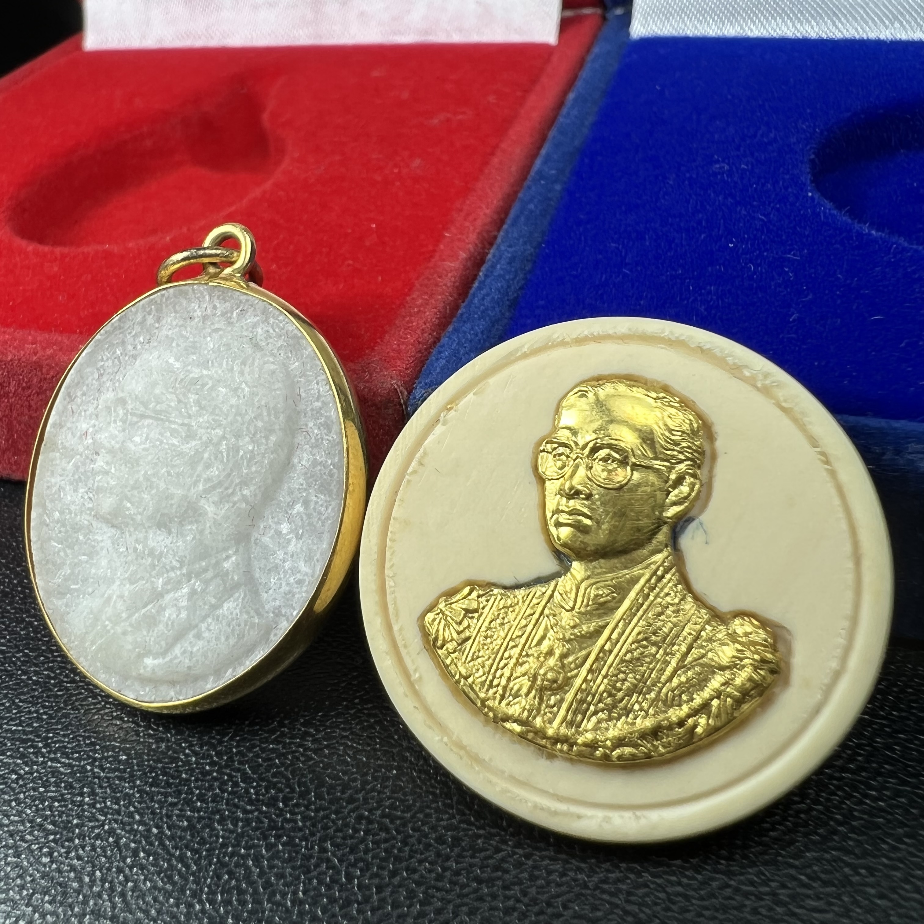 พระบรมฉายาลักษณ์ ร.9 เหรียญหยกรูปไข่เลี่ยมทองคำแท้(งานเลี่ยมเดิมจากผู้จัดสร้าง)+พระบรมฉายาลักษณ์ เหรียญคชสารหมื่นปี ร.9 หน้ากากทองคำ เฉลิมพระเกียรติ 72 พรรษา ภูมิพลมหาราช ปี 2542(1ชุด2องค์)(อีกหนึ่งวัตถุมงคลที่ระลึกของพระองค์ท่านที่พบเจอหายากมากในปัจุบัน)