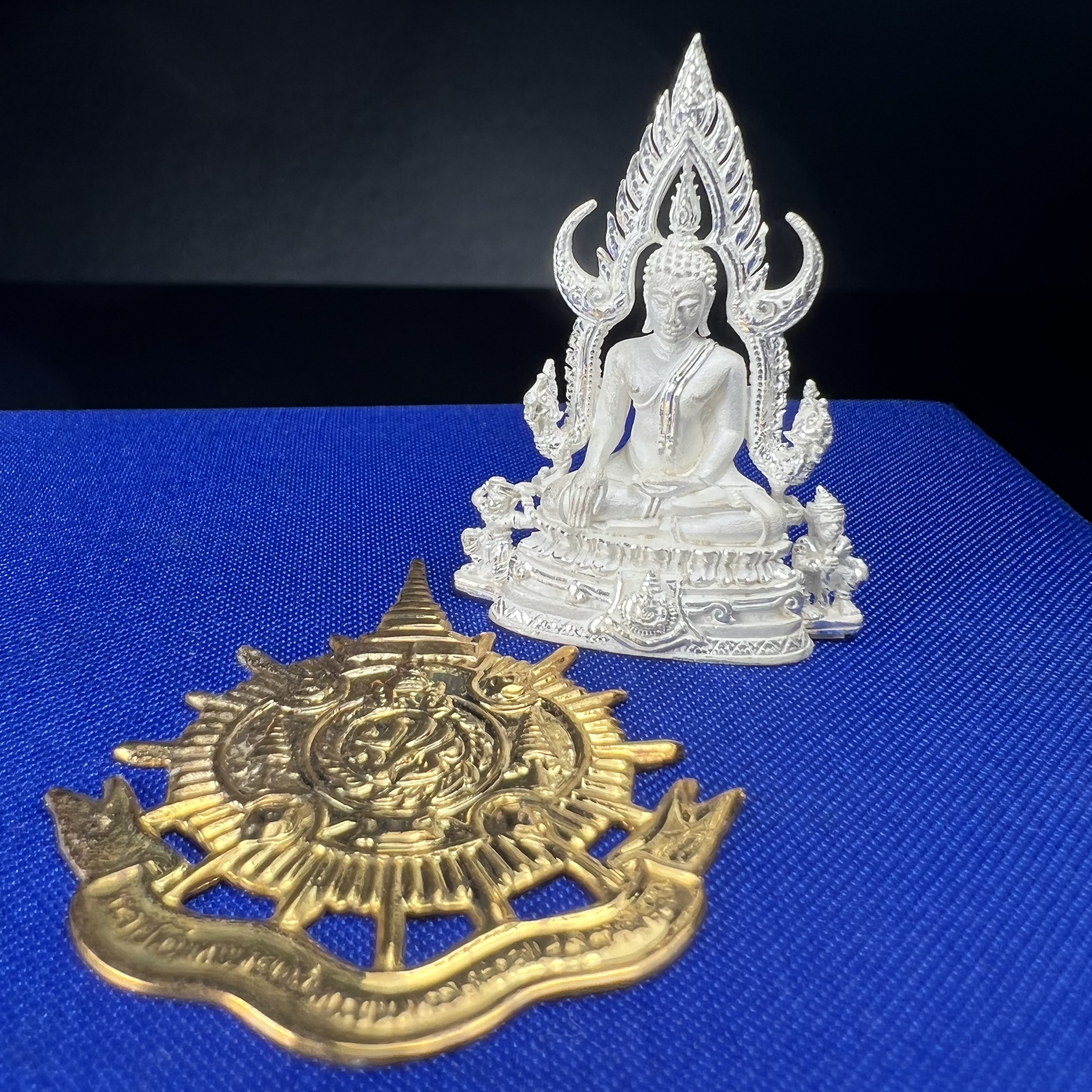 พระพุทธชินราช ภปร. ในวโรกาสพระราชพิธีมหามงคล เฉลิมพระชนมายุ6รอบ 5ธันวาคม2542 มูลนิธิพิทักษ์ดวงตาประชาชน จัดสร้าง เนื้อเงินแบบทรายนวลขัดเงาบางส่วน พิมพ์ใหญ่ ขนาดสูง 3.4 ซม. พร้อมกล่องบรรจุเดิม