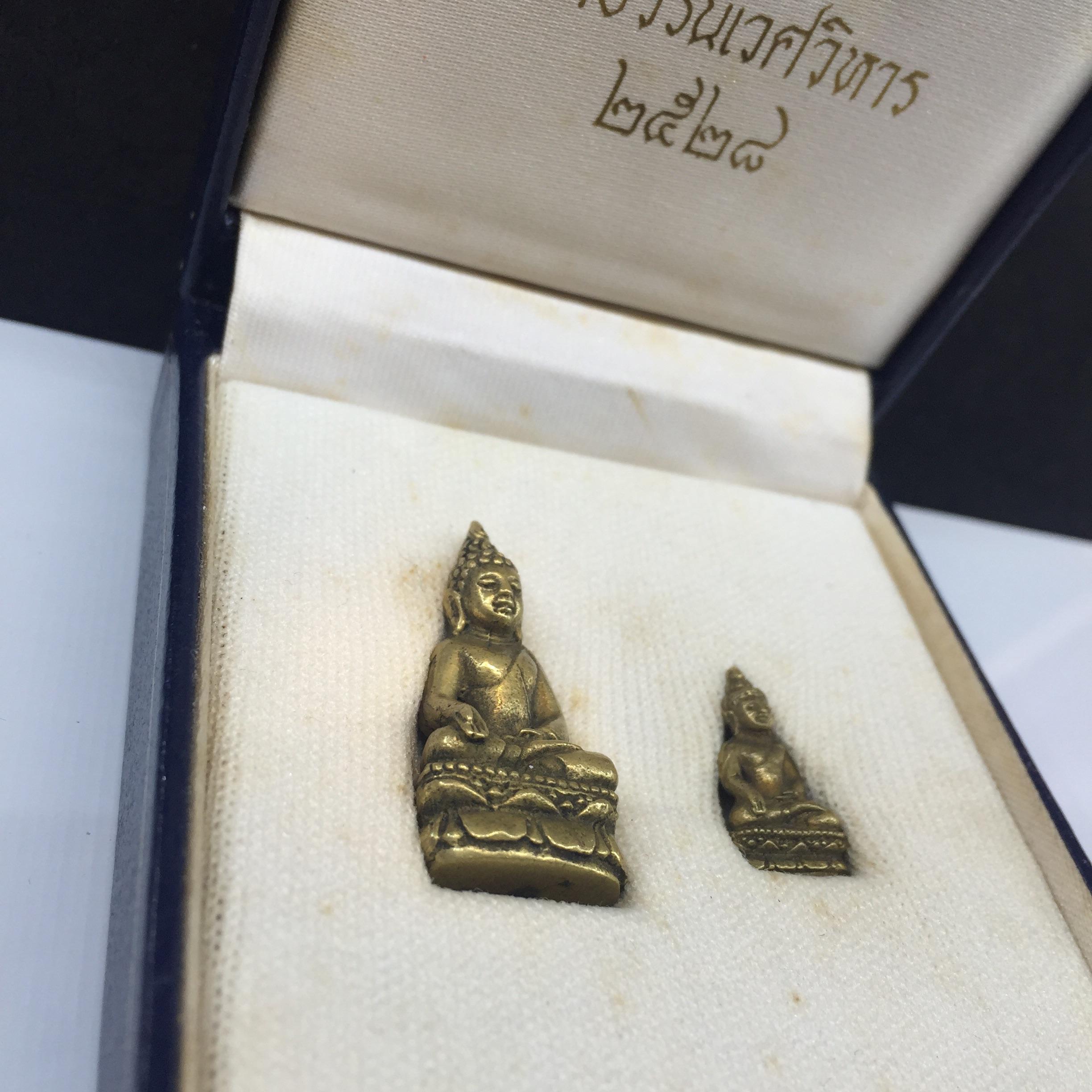 พระกริ่ง-พระชัยวัฒน์ไพรีพินาศ วัดบวรนิเวศวิหาร รุ่นผ้าป่าสิงห์บุรี ปี2528(กล่องหนังนิยม)