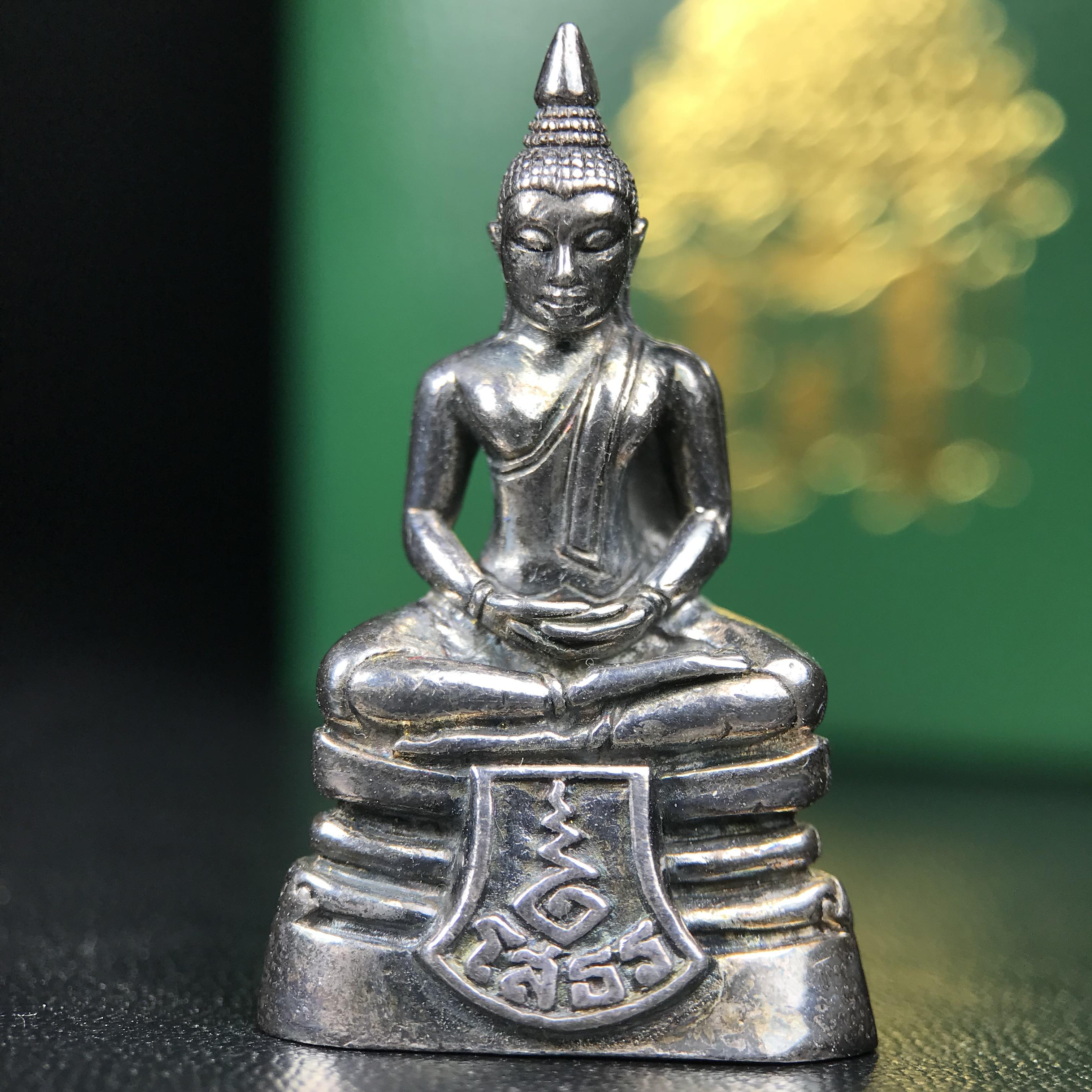 พระพุทธโสธร รุ่น กศก. 120 ปี เนื่องในโอกาสครบ 120 ปี กรมศุลกากร กระทรวงการคลัง จัดสร้าง ปี 2537 เนื้อเงินบริสุทธิ์ 99.9% ผิวขัดเงาลงดำ(เข้มขลัง)(งานบริษัท แพรนด้า จิวเวลรี่)สวยงดงาม ทรงคุณค่า