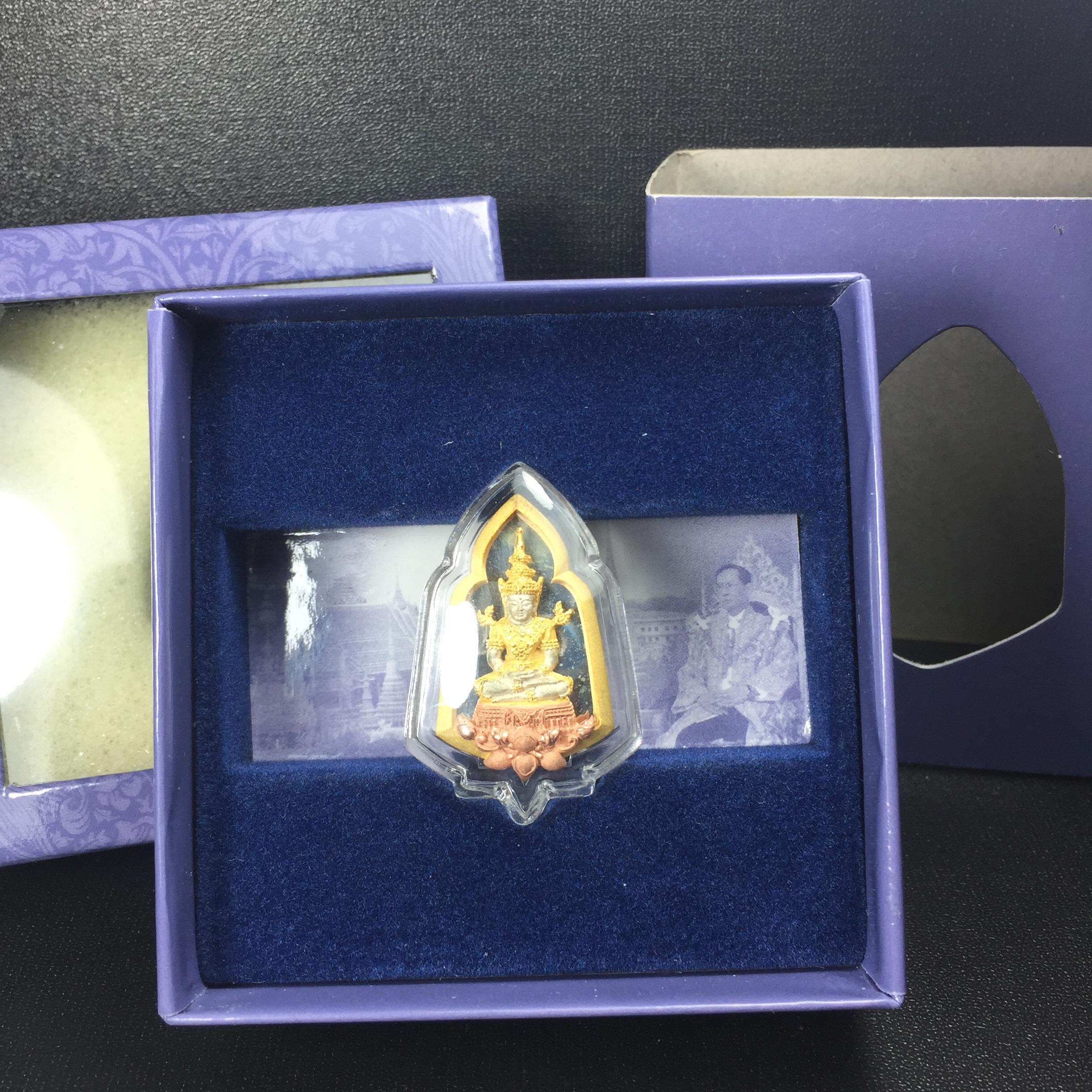 พระแก้วมรกต ภปร. ปี2547 จัดสร้างโดย รพ.ภูมิพลฯ เนื้อเงิน(3 กษัตริย์) เหรียญทรงซุ้ม(1ใน3000องค์)