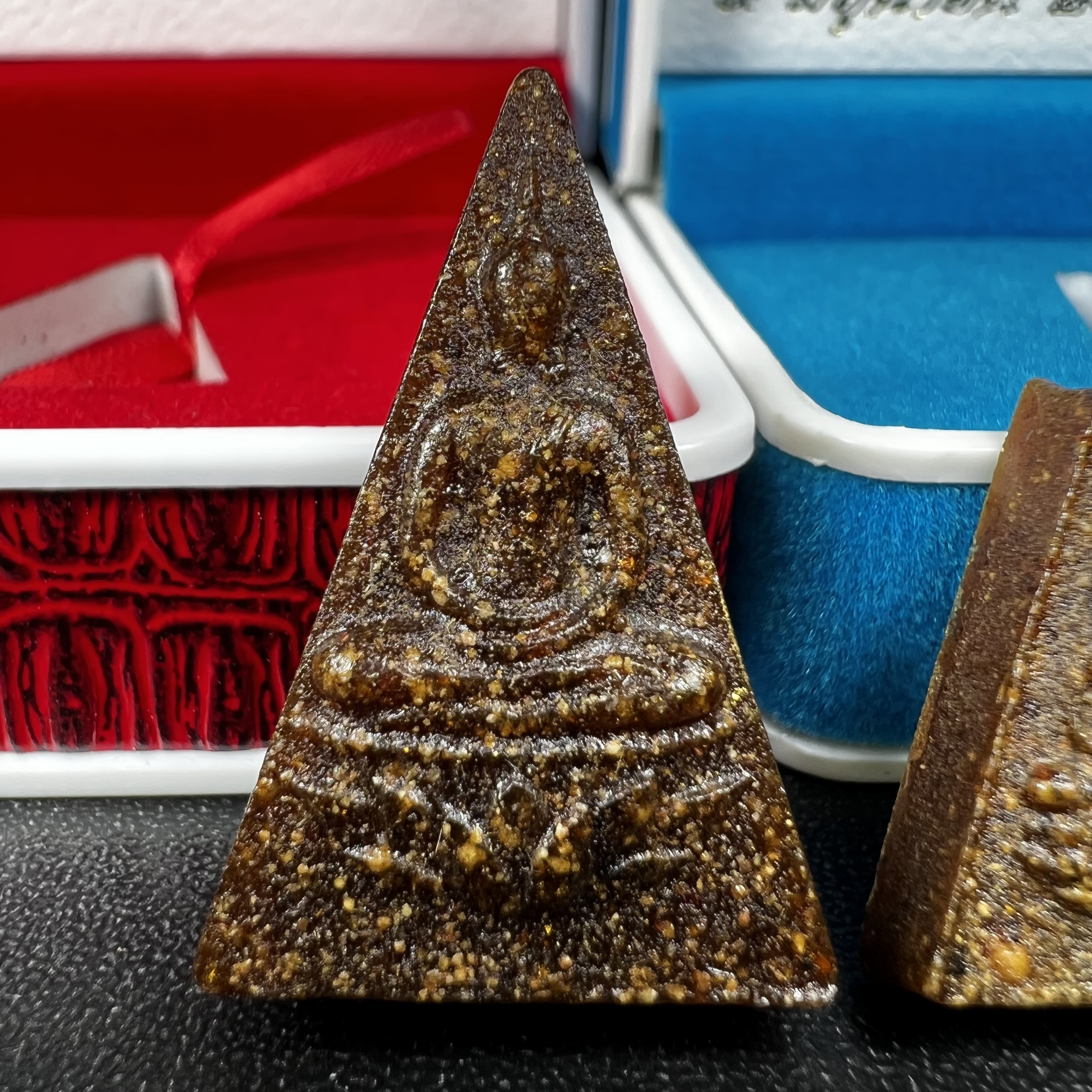 พระกำลังแผ่นดิน พระราชทาน วัดบวรนิเวศวิหาร ปี2539 พิมพ์ใหญ่-พิมพ์เล็ก กรรมการ (ในหลวง รัชกาลที่ 9 พระราชทานมวลสารจิตรลดา)นิยมหายาก