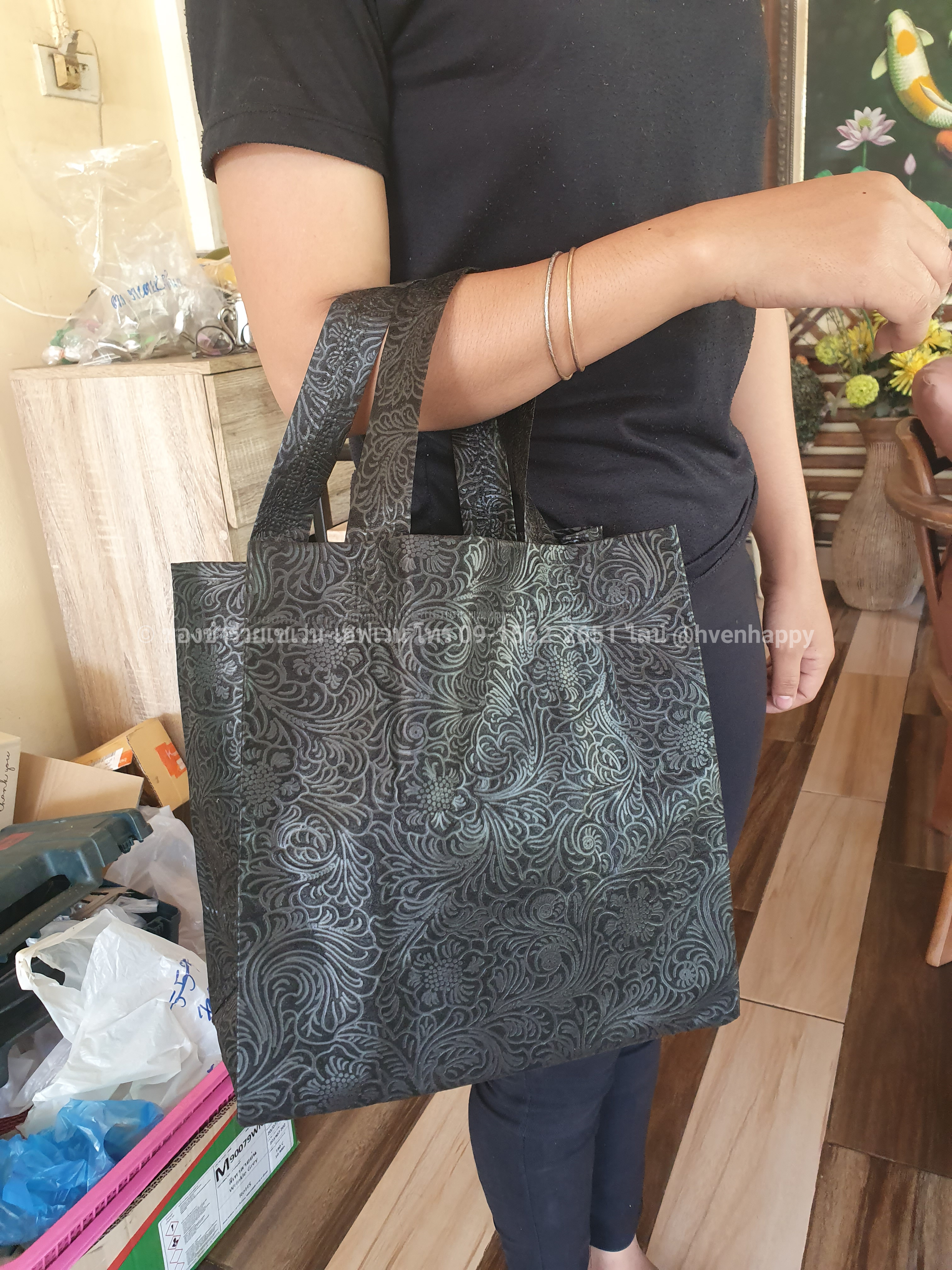 ของชำร่วยงานศพ กระเป๋าผ้าสปันบอนด์สีดำ อัดลายดอกไม้ในตัว