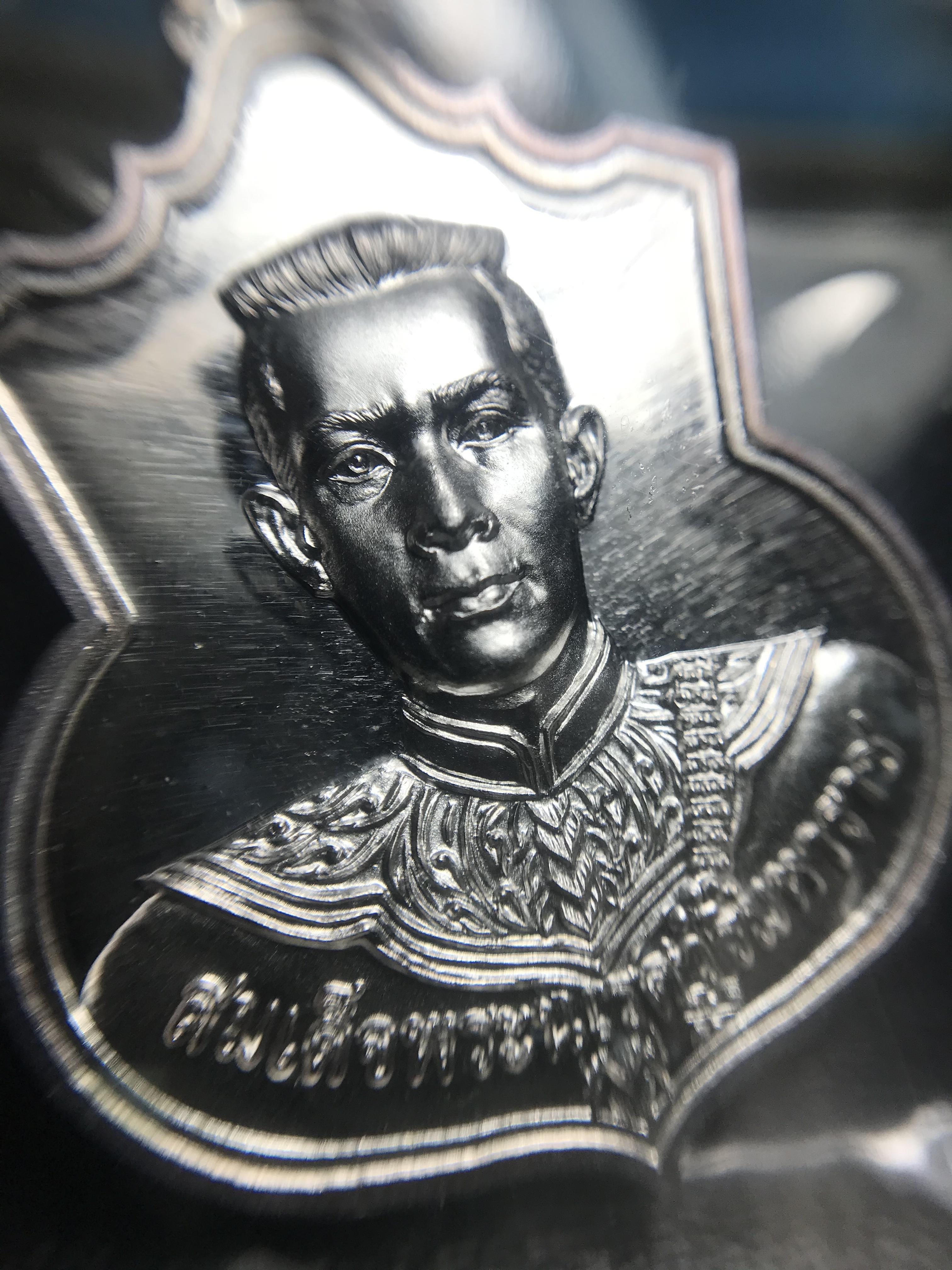 เหรียญสมเด็จพระนเรศวรมหาราช รุ่นสู้ หลัง สก. ปี2548 พิธีใหญ่ เนื้อเงิน(คงสภาพผิวเดิม พี้นผิวกระจก ซีนซองเดิม กล่องครบ)หายาก