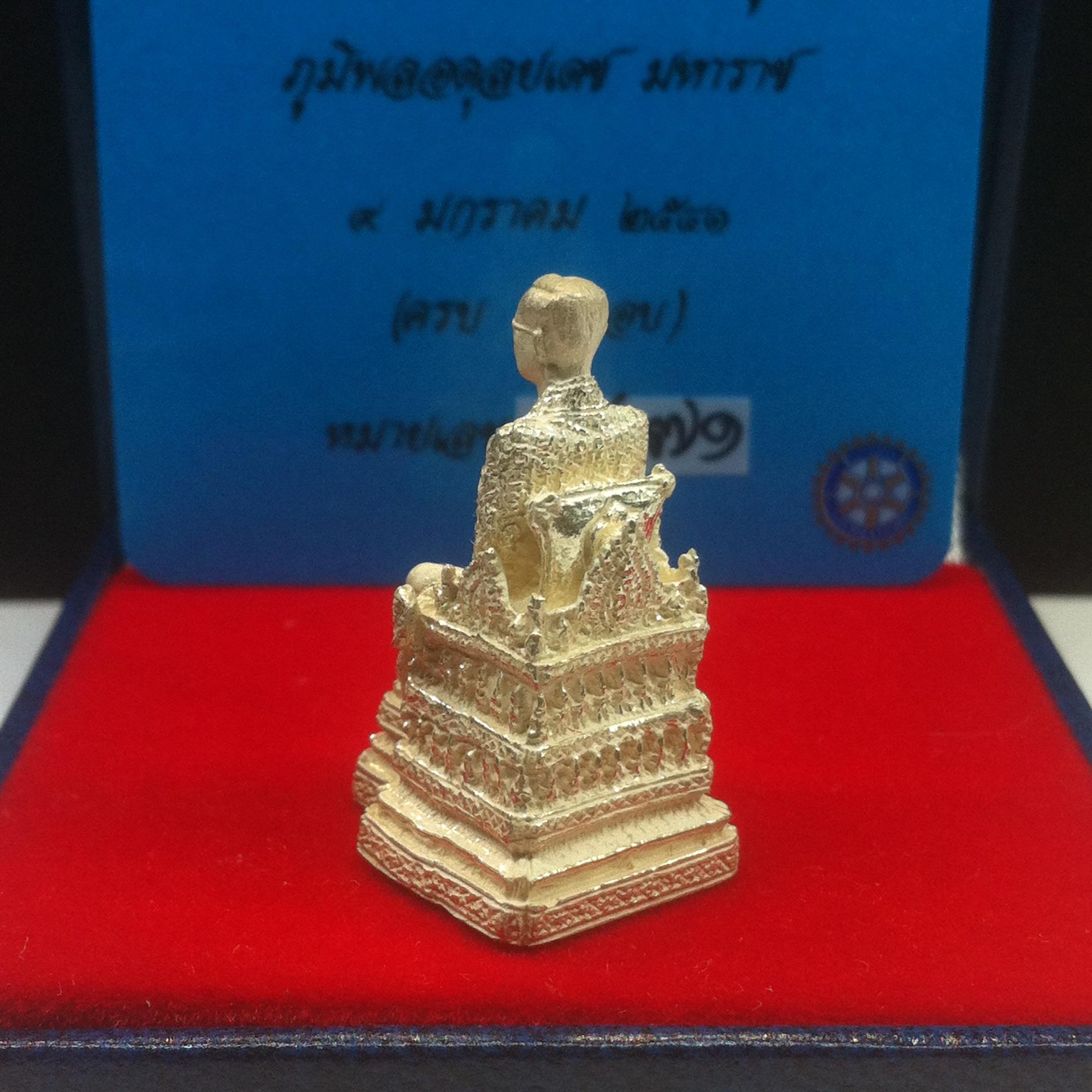 พระบรมรูปหล่อนั่งบัลลังก์ พระบาทสมเด็จพระเจ้าอยู่หัวภูมิพลอดุลยเดช มหาราช เนื้อเงิน 6รอบ วัดบวรนิเวศราชวรวิหาร