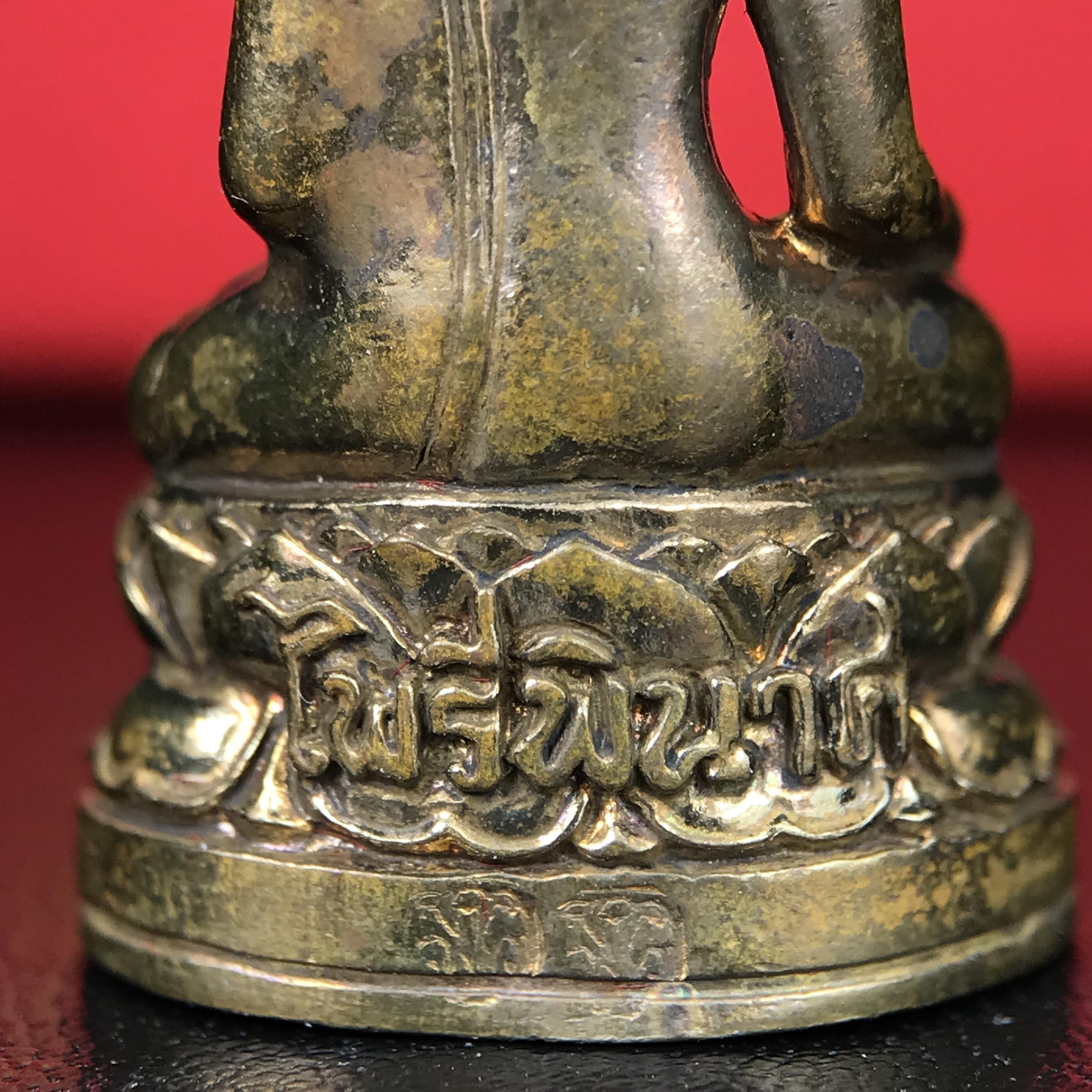 พระกริ่งไพรีพินาศ บรรจุเหล็กไหล ครั้งแรกและครั้งเดียวในประวัติศาสตร์ เฉลิมพระเกียรติ พระบาทสมเด็จพระเจ้าอยู่หัวรัชกาลที่9 พระชนมพรรษา 6 รอบ ปี2542 เนื้อสัมฤทธิ์(บรรจุเหล็กไหล)ดีนอก-ดีใน พิธีใหญ่ มวลสารเด่น(พิเศษกรรมการ ตอก 2 โค๊ต หมายเลข ๑๘๕๘)หายาก