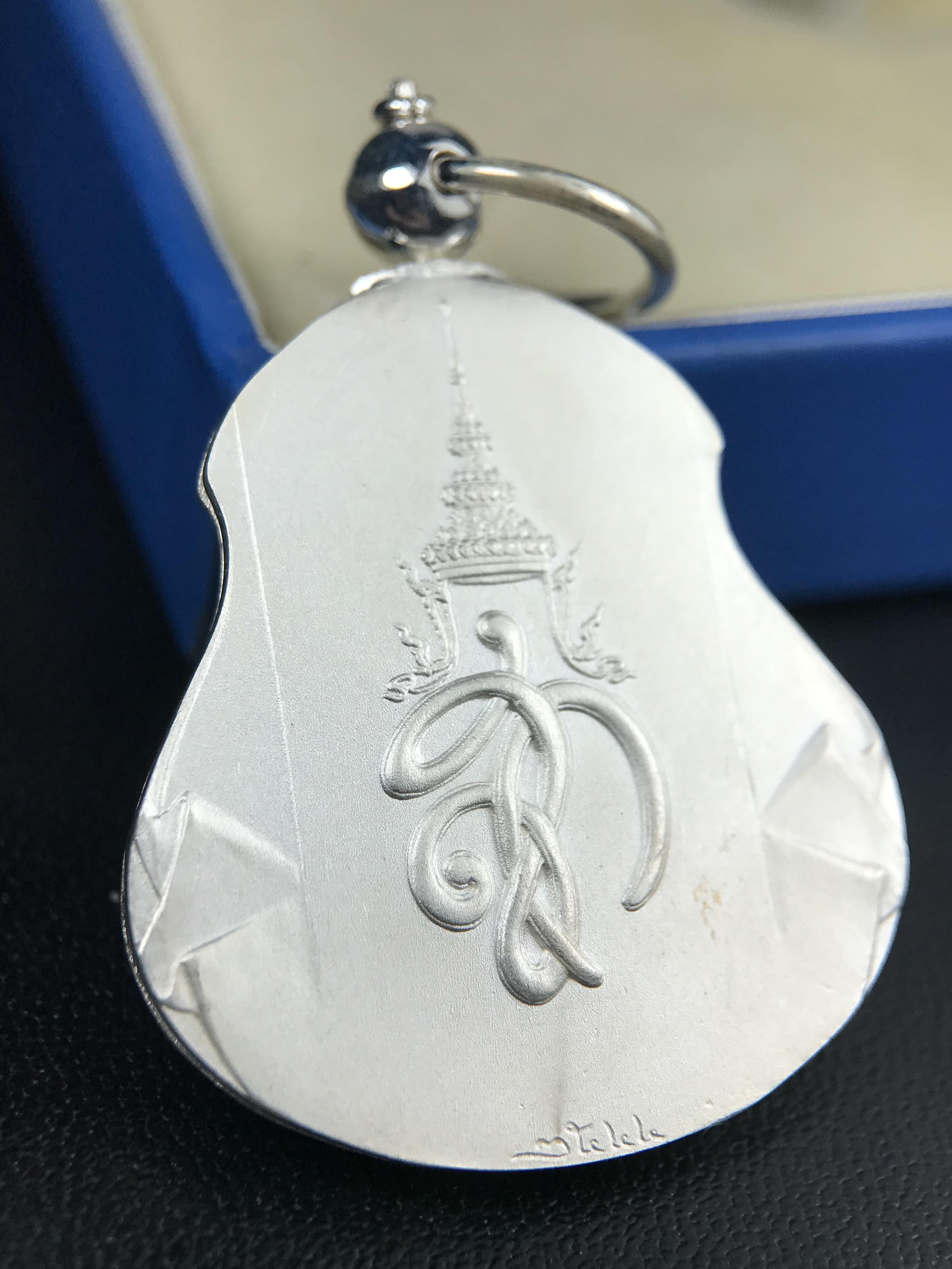 เหรียญหลวงปู่ทวด พระนามาภิไธย สก. แบบงานฉลุโบราณ(HAND MADE) ปี 2544 เนื้อเงิน(ผิวสวย) พิธีปลุกเสก ณ อุโบสถวัดช้างให้ และ พิธีมังคลาภิเษก ณ พระอุโบสถ วัดพระศรีรัตนศาสดาราม(วัดพระแก้ว) (1 ใน 2000 เหรียญ)พบเจอน้อยหายากมาก