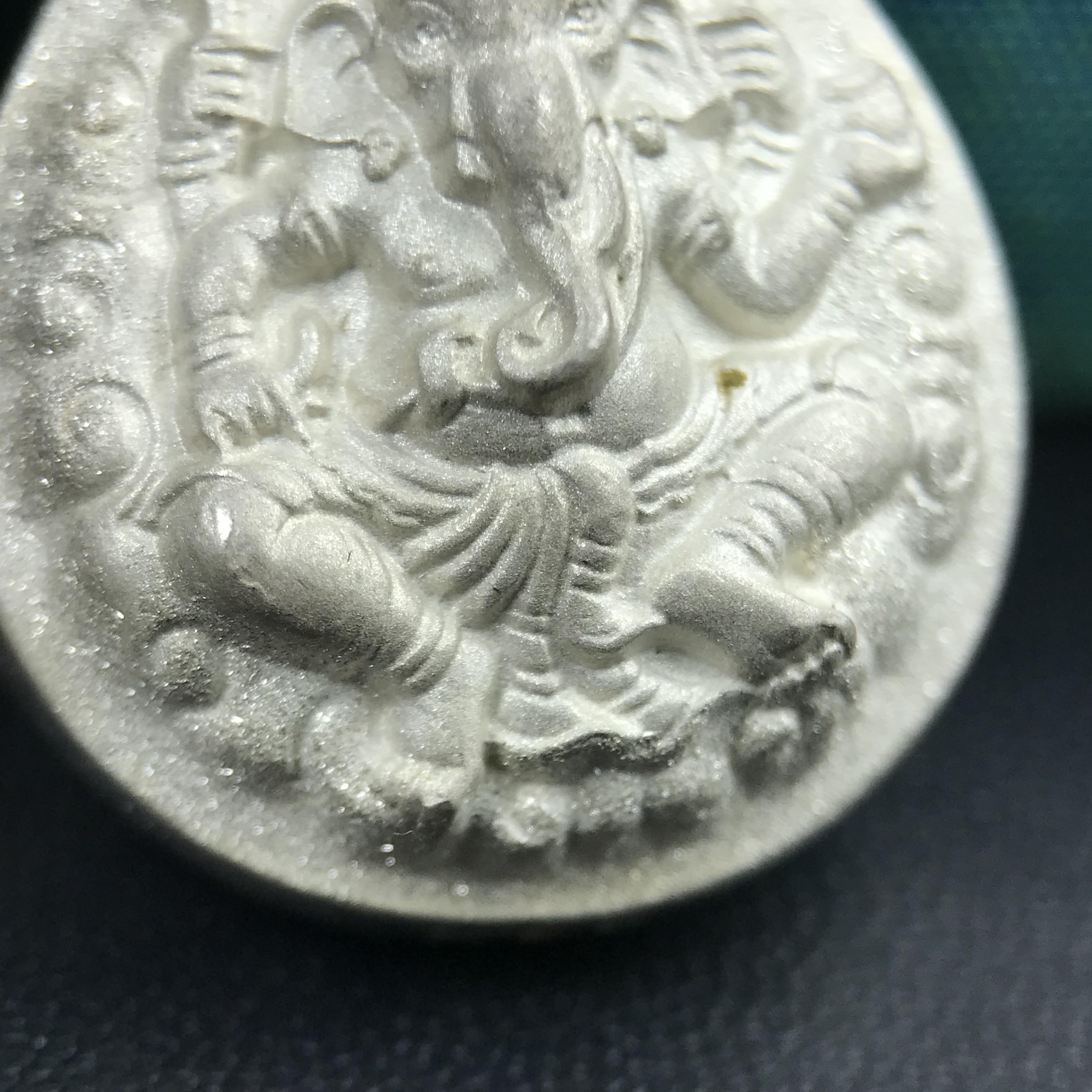 เหรียญพระพิฆเนศวร ญสส. ชุดกาญจนาภิเษกครองราชย์ 50 ปี พุทธศักราช 2538 พิมพ์ใหญ่(2.9 ซม.) เนื้อเงิน(พ่นทรายและขัดเงาบางส่วน) สภาพสวยเดิมพร้อมกล่องบรรจุเดิม ตอกโค๊ดหมายเลขกำกับ(1ใน 5539องค์)