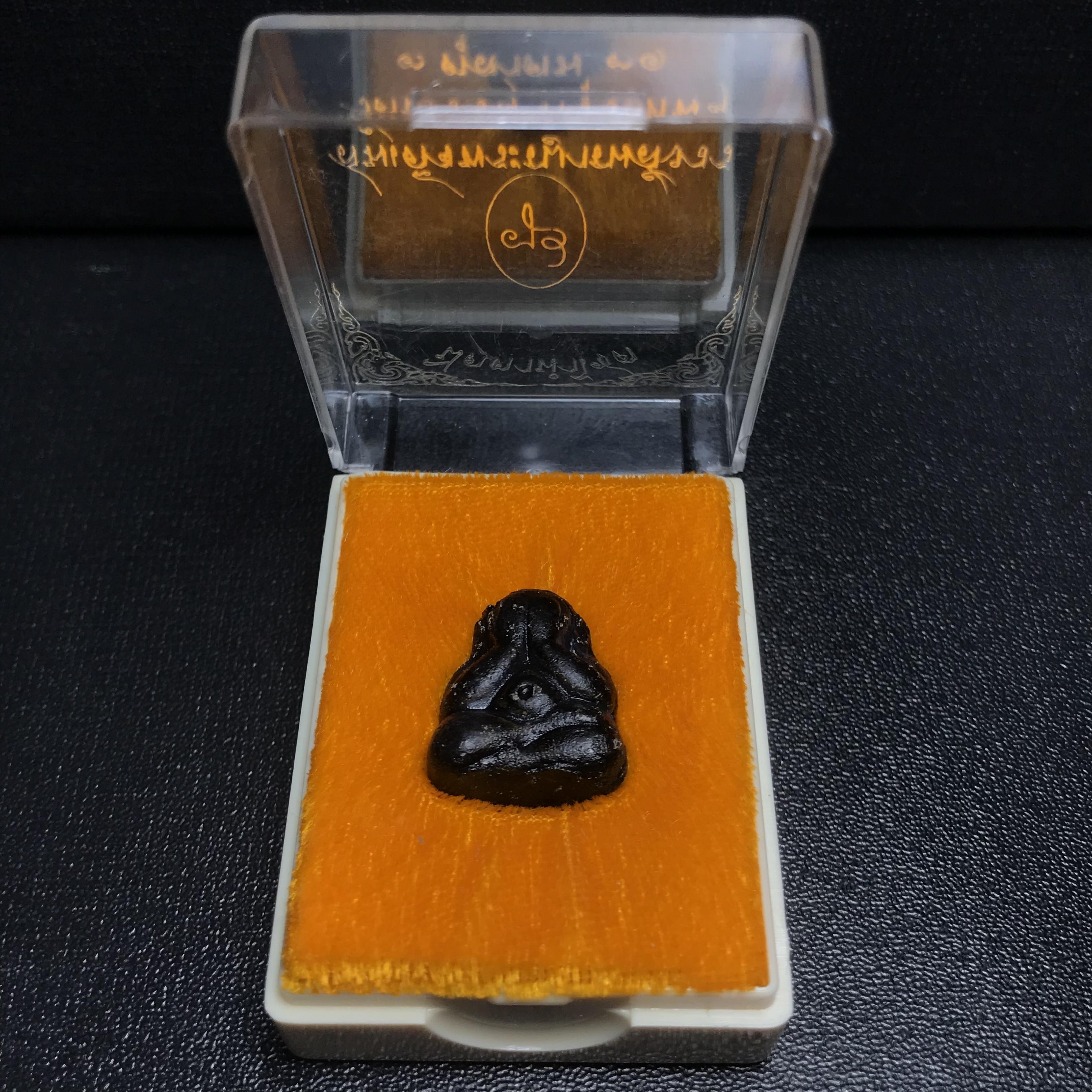 พระปิดตานำโชค สมเด็จพระญาณสังวร วัดบวรนิเวศวิหาร กรุงเทพ ปี2531(เจริญก้าวหน้า มีโชคลาภ การค้าเจริญรุ่งเรื่อง แคล้วคลาดปลอดภัย)