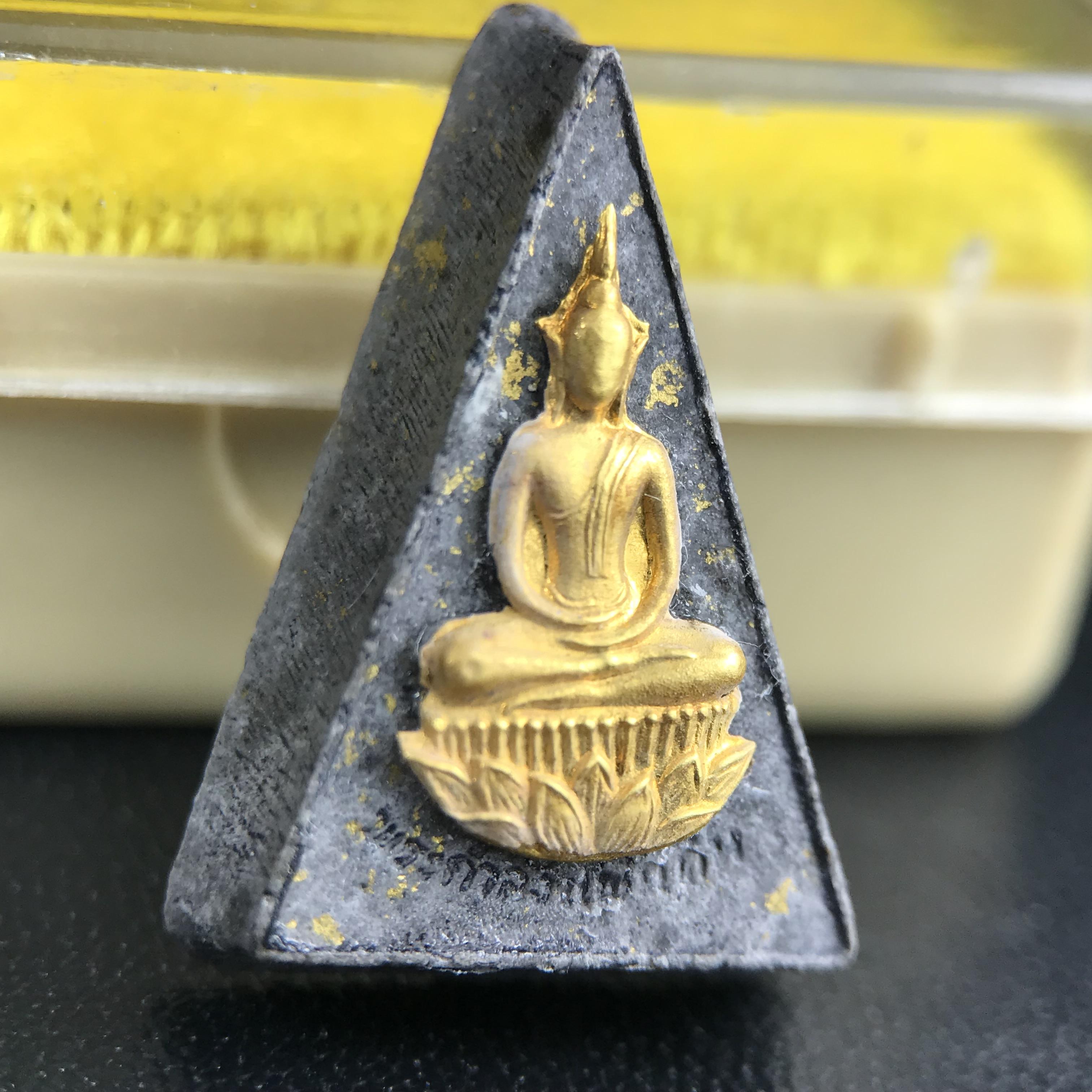 พระกำลังแผ่นดิน พระราชทาน วัดบวรนิเวศวิหาร ปี 2539 พิมพ์เล็กหน้ากากทองคำ (ในหลวง รัชกาลที่ 9 พระราชทานมวลสารจิตรลดา)นิยมหายาก