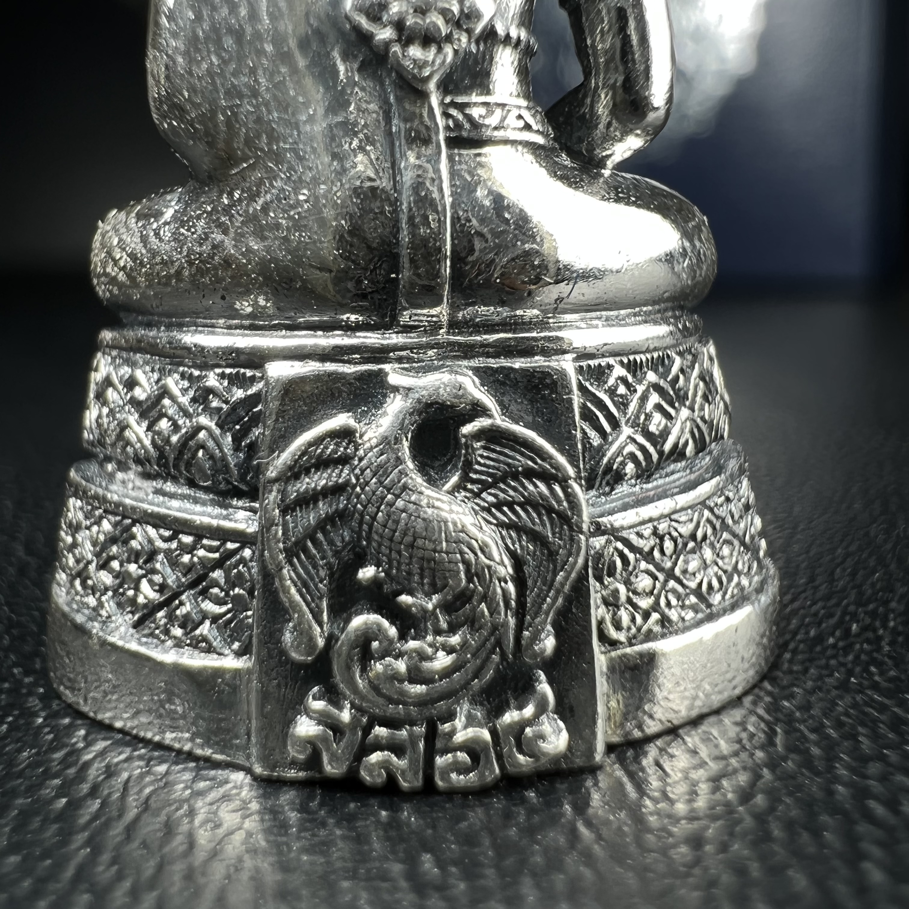 พระแก้วมรกต กรมสรรพสามิตจัดสร้างขึ้นเนื่องในโอกาสครบรอบ 64 ปีของกรมสรรพสามิต และเนื่องในวโรกาสที่พระบาทสมเด็จพระเจ้าอยู่หัวทรงครองราชย์ครบ 50 ปีในปีกาญจนาภิเษก เมื่อ พ.ศ.2539 เนื้อเงินรมดำขัดเงาพร้อมกล่องบรรจุเดิม