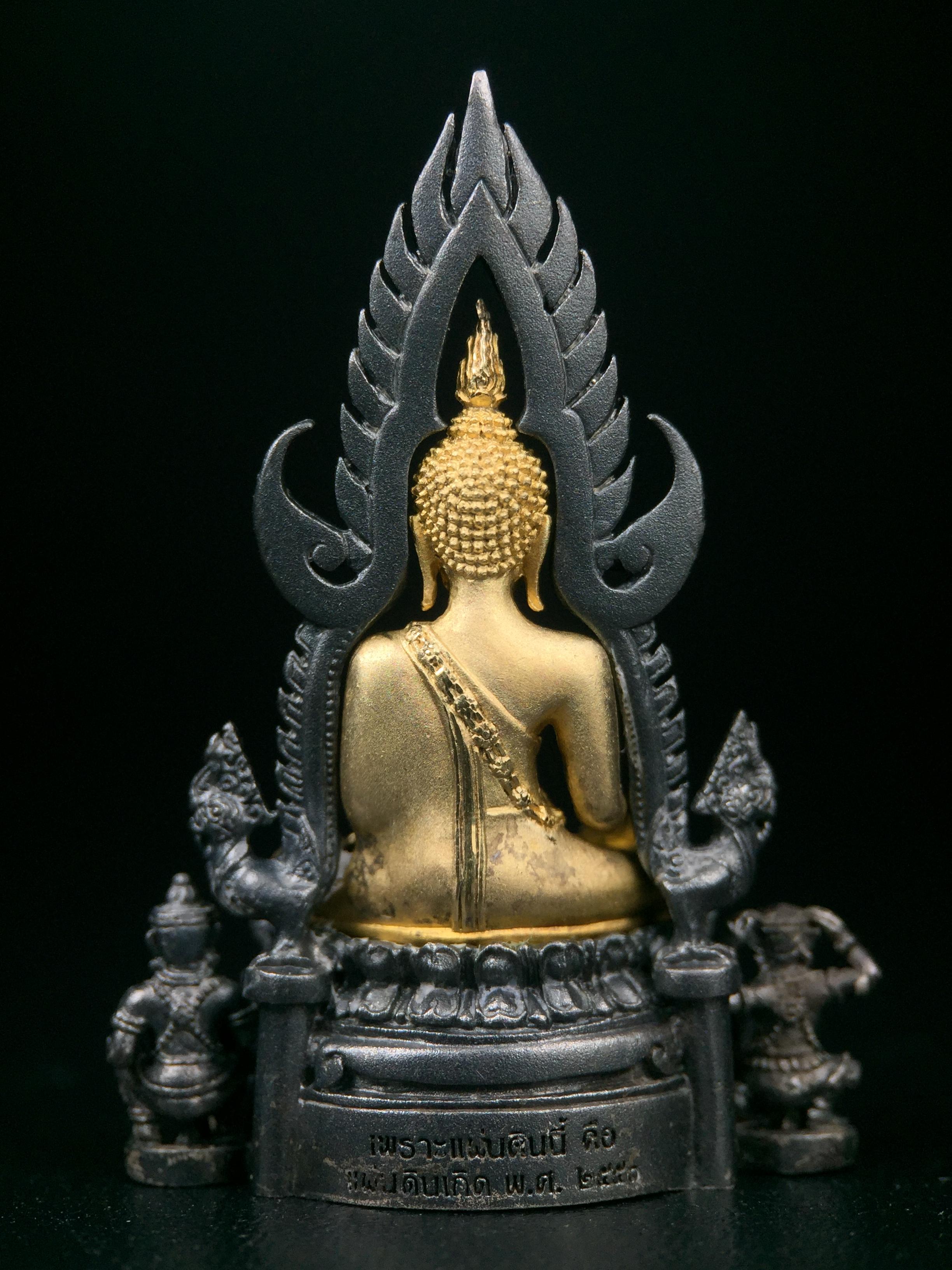 พระพุทธชินราช ภปร. โครงการ เพราะแผ่นดินนี้คือแผ่นดินเกิด เนื้อเงินชุบทองคำซุ้มรมดำ ปี2551 ขนาดหน้าตัก1/2นิ้ว(3.5*2.5 ซม.) (สวยงามหายาก)1ใน 5000 องค์
