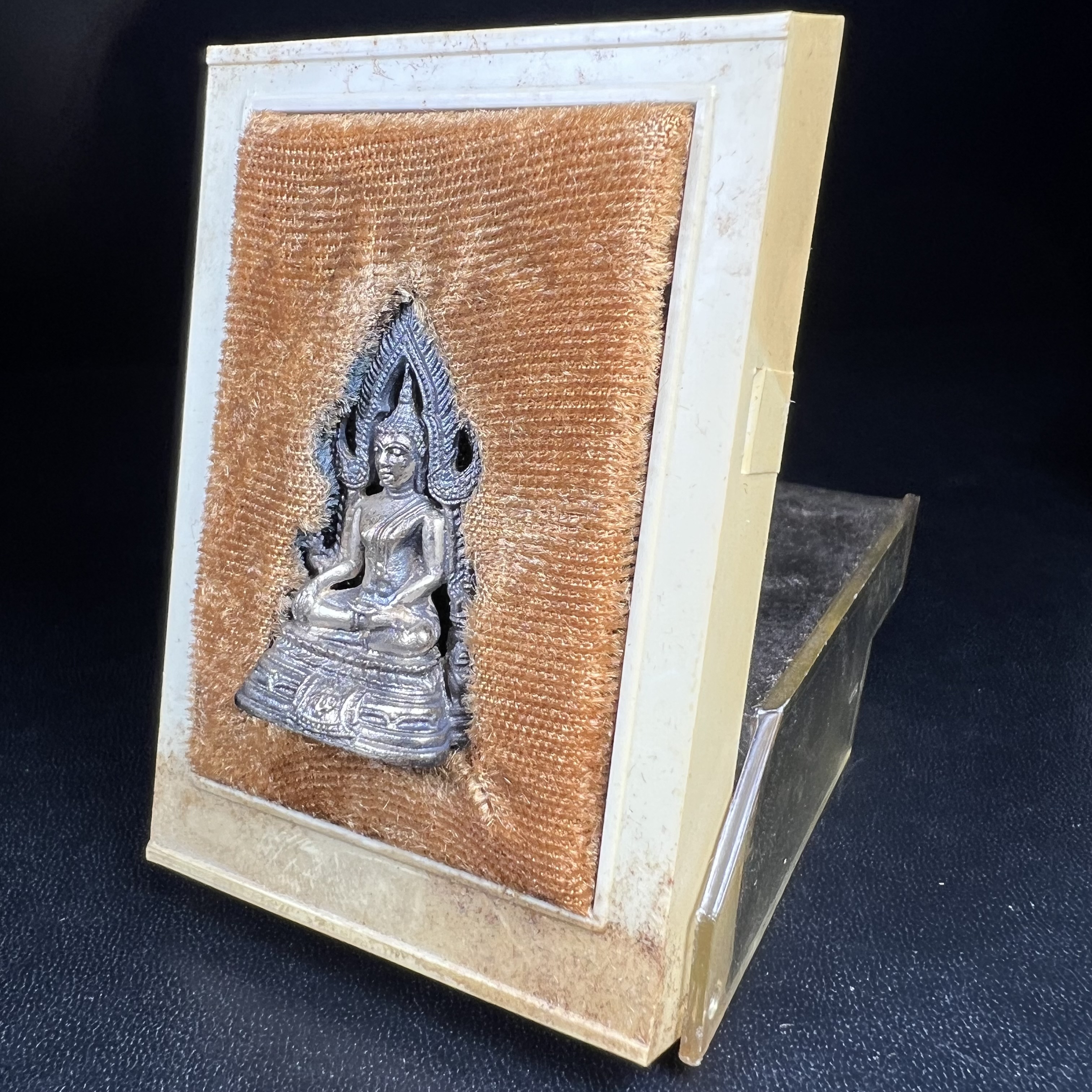 พระกริ่งพระพุทธชินราช มวก. วัดเบญจมบพิตรฯ ปี 2519(รุ่นพิเศษ รุ่นแรก รุ่นเดียว)เนื้อเงิน(สภาพสวยผิวเดิมติดรุ้งผิวขึ้นน้ำทองสวยมีเสน่ห์ตามกาลเวลา)(ในหลวงรัชกาลที่9และสมเด็จพระราชินีเสด็จฯเททอง)(พิธีใหญ่ เกจิอาจารย์ในยุคยอดนิยมร่วมปลุกเสก) (องค์หมายเลข ๓๐๓๔)