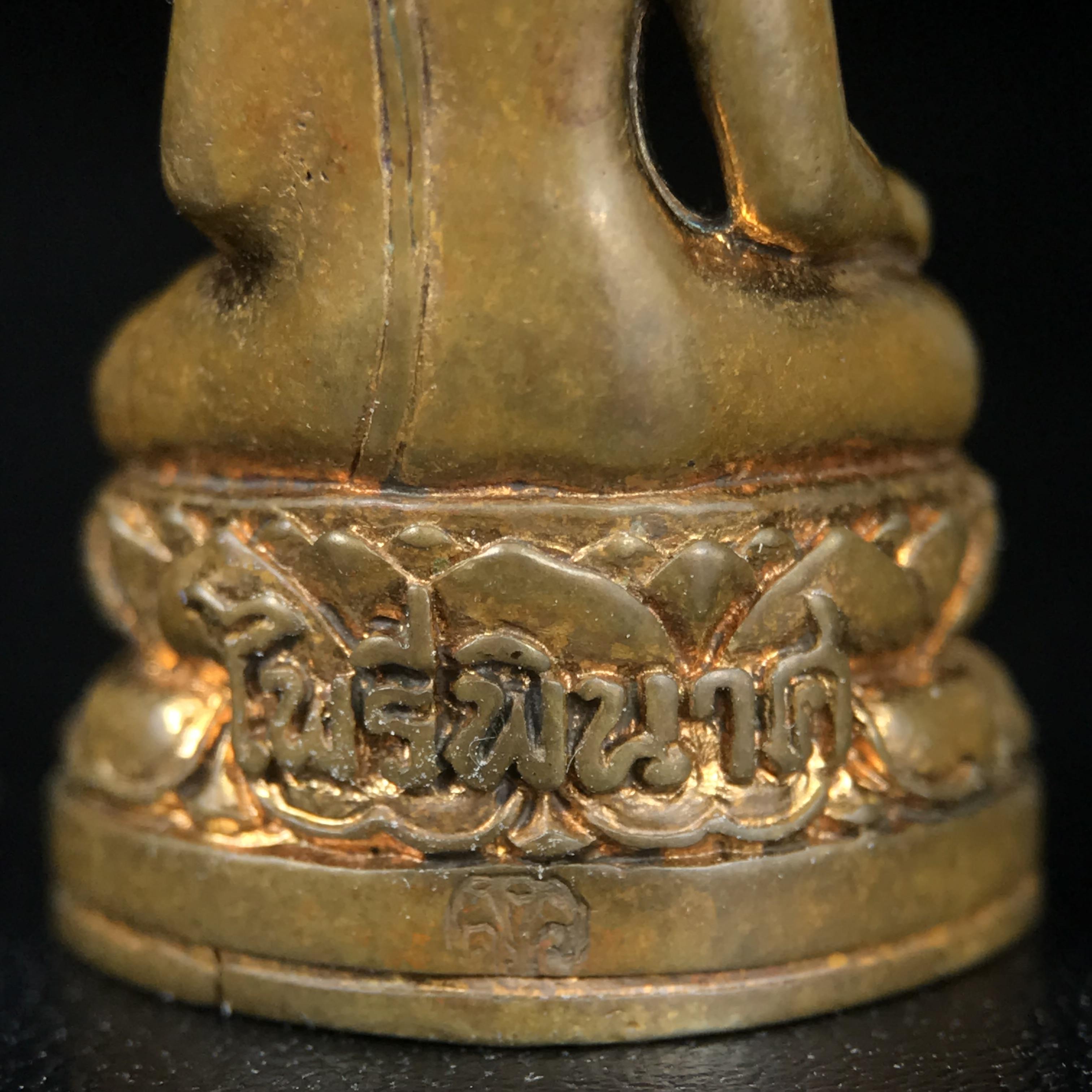 พระกริ่งไพรีพินาศ บรรจุเหล็กไหล ครั้งแรกและครั้งเดียวในประวัติศาสตร์ เฉลิมพระเกียรติ พระบาทสมเด็จพระเจ้าอยู่หัวรัชกาลที่9 พระชนมพรรษา 6 รอบ ปี2542 เนื้อสัมฤทธิ์(บรรจุเหล็กไหล)ดีนอก-ดีใน พิธีใหญ่ มวลสารเด่น (หายาก)