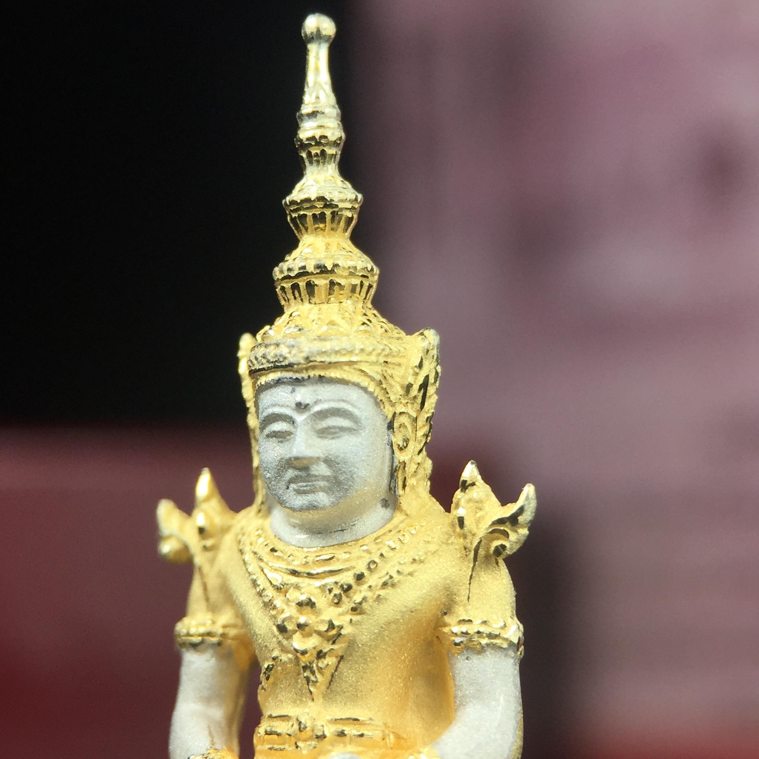 พระแก้วมรกต ภปร.(รุ่นแรก) ปี2545 รุ่นฉลองกรุงรัตนโกสินทร์ครบ 220 ปี พิมพ์ลอยองค์ใหญ่ เนื้อเงินบริสุทธิ์ 92.5% (สามกษัตริย์) ขนาด 19*35 มม. พร้อมกล่องบรรจุเดิม สวยครบสมบูรณ์