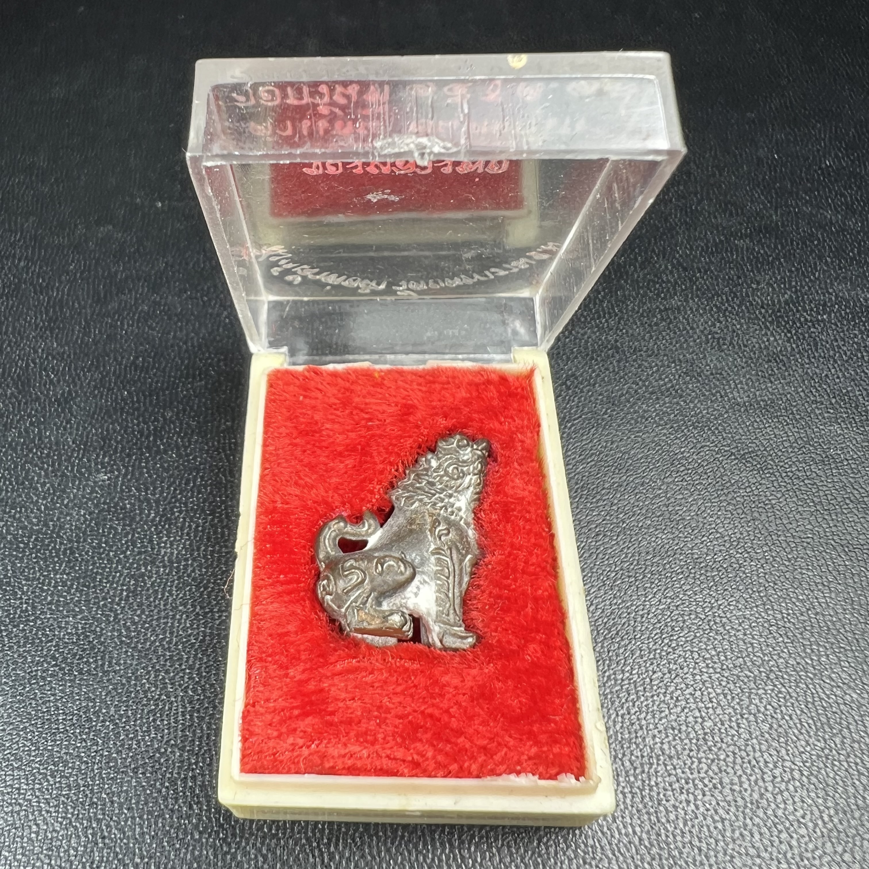 สิงห์เจ้าพ่อดำ วัดบุพพาราม จ.เชียงใหม่ ปี 2518 เนื้อนวโลหะ(ตอก 2 โค๊ต)หายาก(สภาพผิวเดิมสวยเดิมกล่องครบ) สิงห์รุ่นนี้มีพิธีดีมีเกจิอาจารย์ที่ร่วมปลุกเสกมากมาย****เครื่องราง ที่พระบาทสมเด็จพระเจ้าอยุ่รัชกาลที่ ๙ ทรงเสด็จฯประกอบพิธีด้วยพระองค์เอง