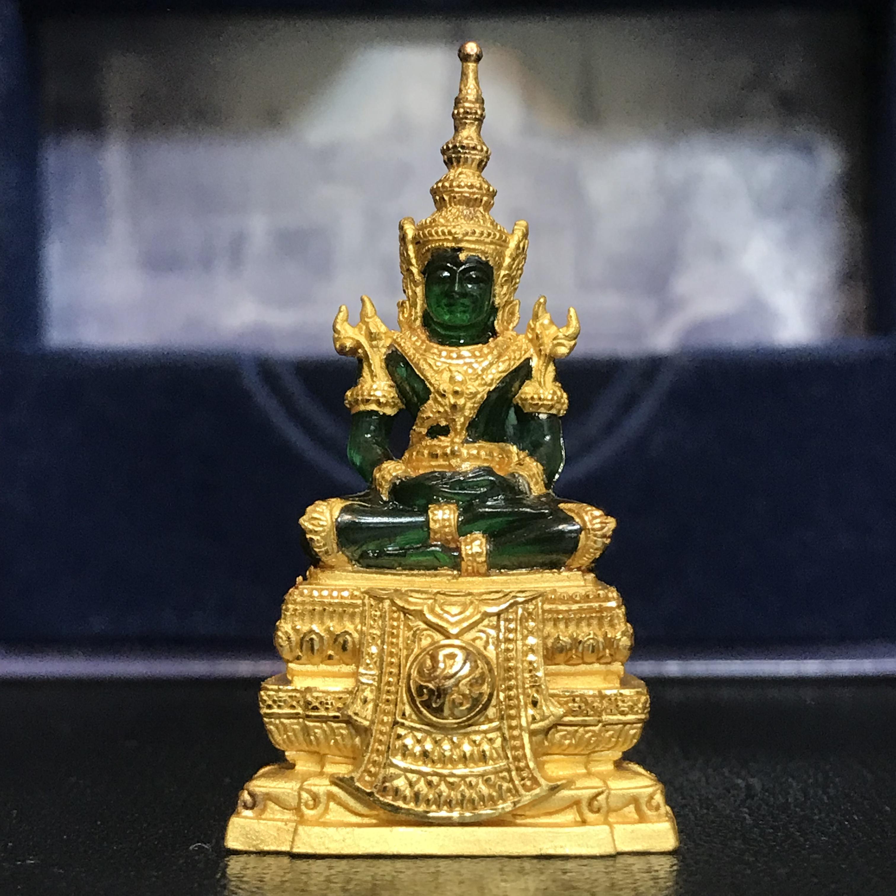 พระแก้วมรกต ภปร. ปี2547 จัดสร้างโดย รพ.ภูมิพลฯ เนื้อเรซิ่นหุ้มทองคำลอยองค์ หน้าตัก 1/2 นิ้ว