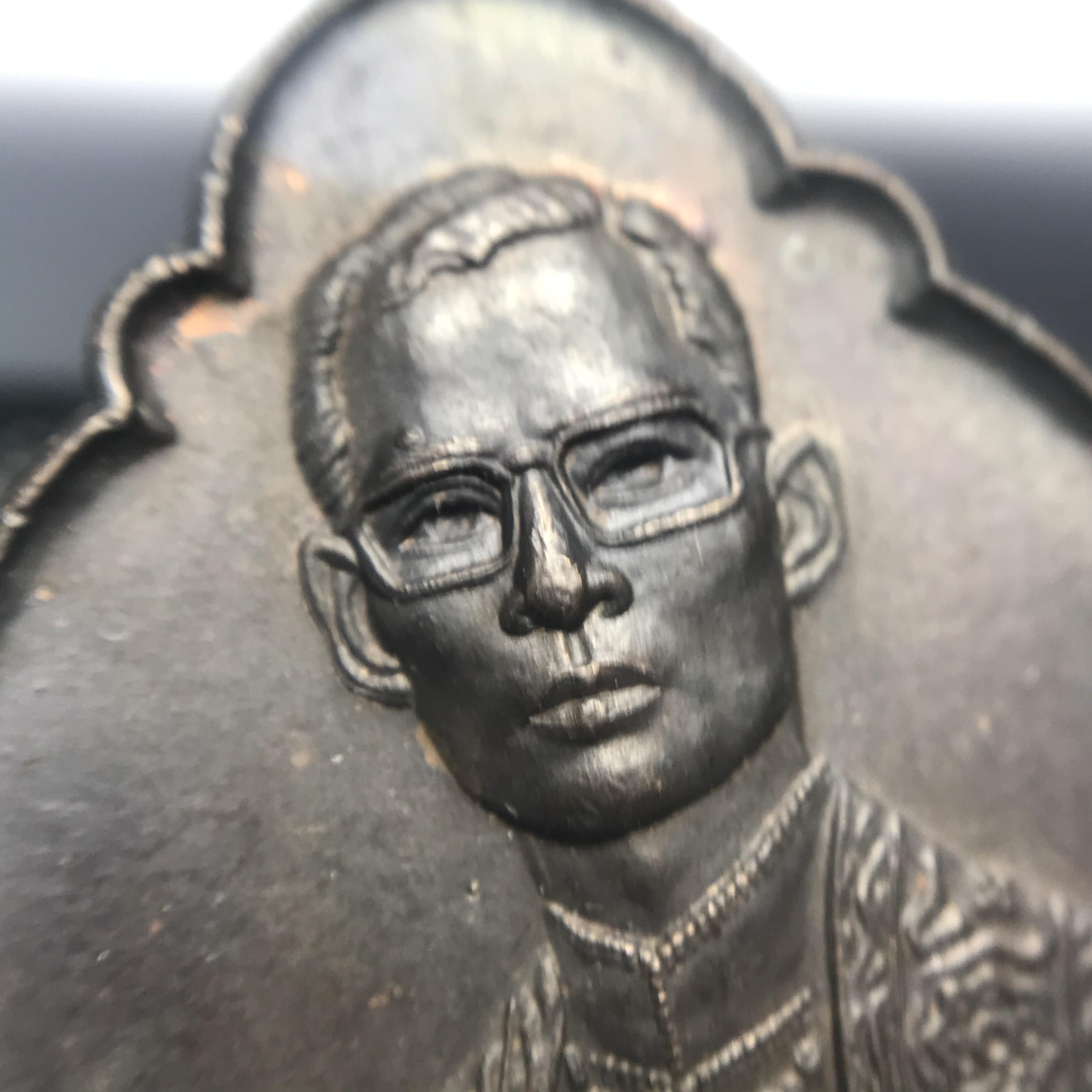 เหรียญ ร.9 ทรงเฉลิมพระชนมพรรษาครบ 4 รอบ ปี2518 (เนื้อทองแดงบล็อกวงเดือนล่าง)หายากนิยมที่สุด