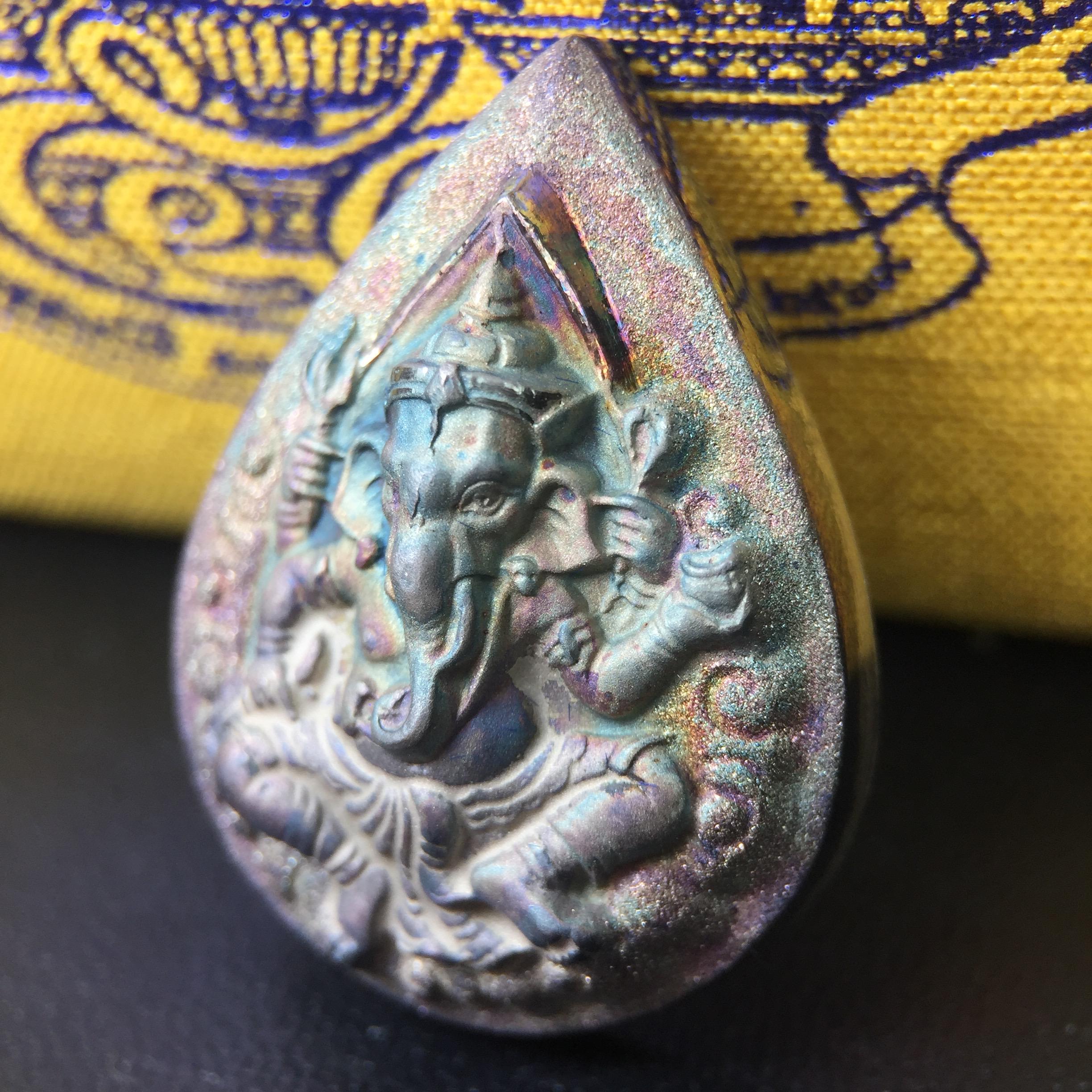 เหรียญพระพิฆเนศวร ญสส. ชุดกาญจนาภิเษกครองราชย์ 50 ปี พุทธศักราช 2538 พิมพ์ใหญ่(2.9 ซม.) เนื้อเงินผิวเดิมกลับดำขึ้นสีรุ้งเข้มขลังงดงามธรรมชาติสร้างสรรค์ สภาพสวยเดิมพร้อมกล่องบรรจุเดิม ตอกโค๊ดหมายเลขกำกับ(1ใน 5539องค์)