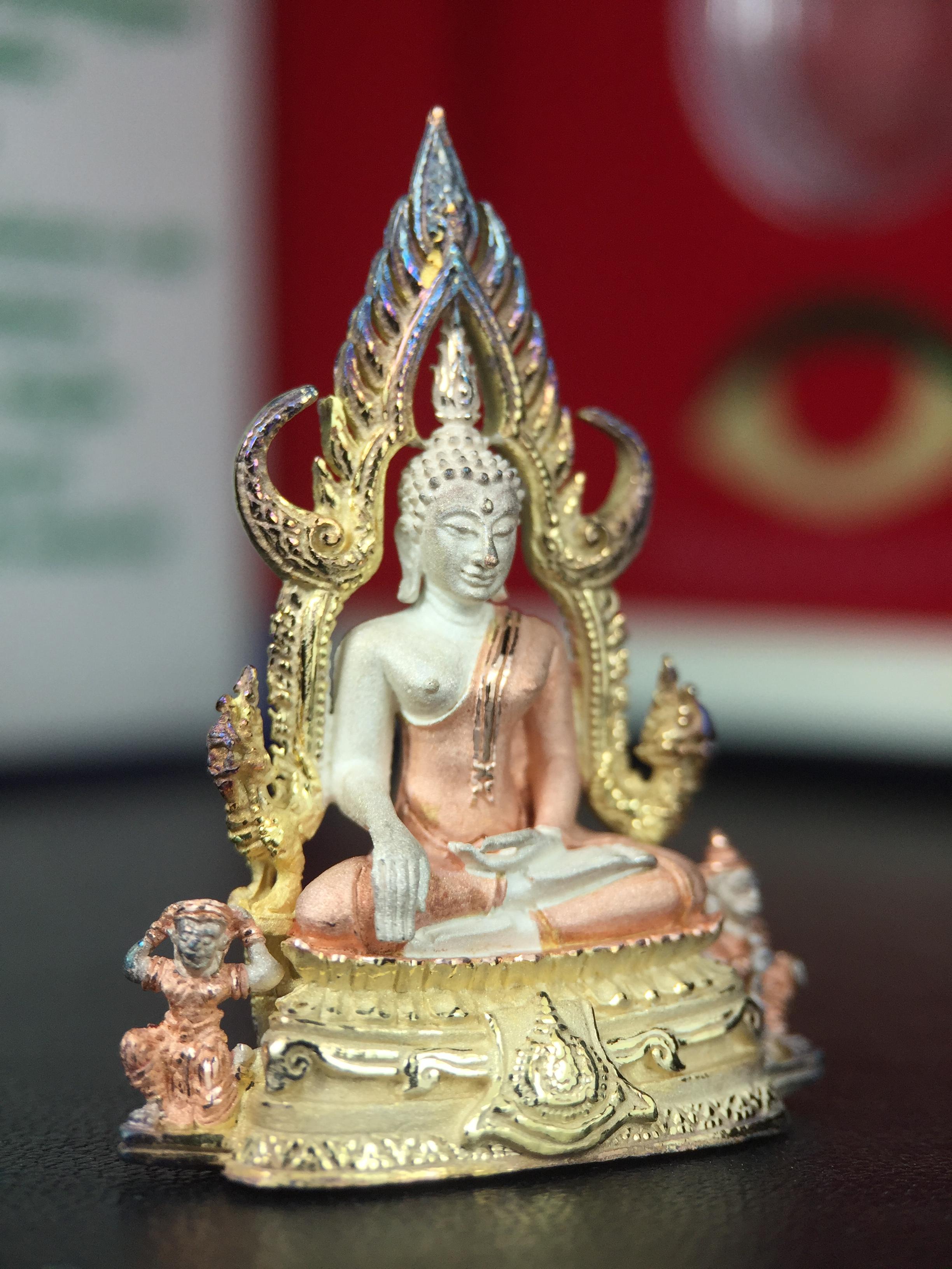 พระพุทธชินราช ภปร. ในวโรกาสพระราชพิธีมหามงคล เฉลิมพระชนมายุ6รอบ 5ธันวาคม2542 มูลนิธิพิทักษ์ดวงตาประชาชน จัดสร้าง เนื้อเงินบริสุทธิ์ 99.9% แบบสามกษัตริย์ขัดเงาบางส่วน พิมพ์ใหญ่ ขนาดสูง 3.4 ซม. พร้อมกล่องบรรจุเดิม