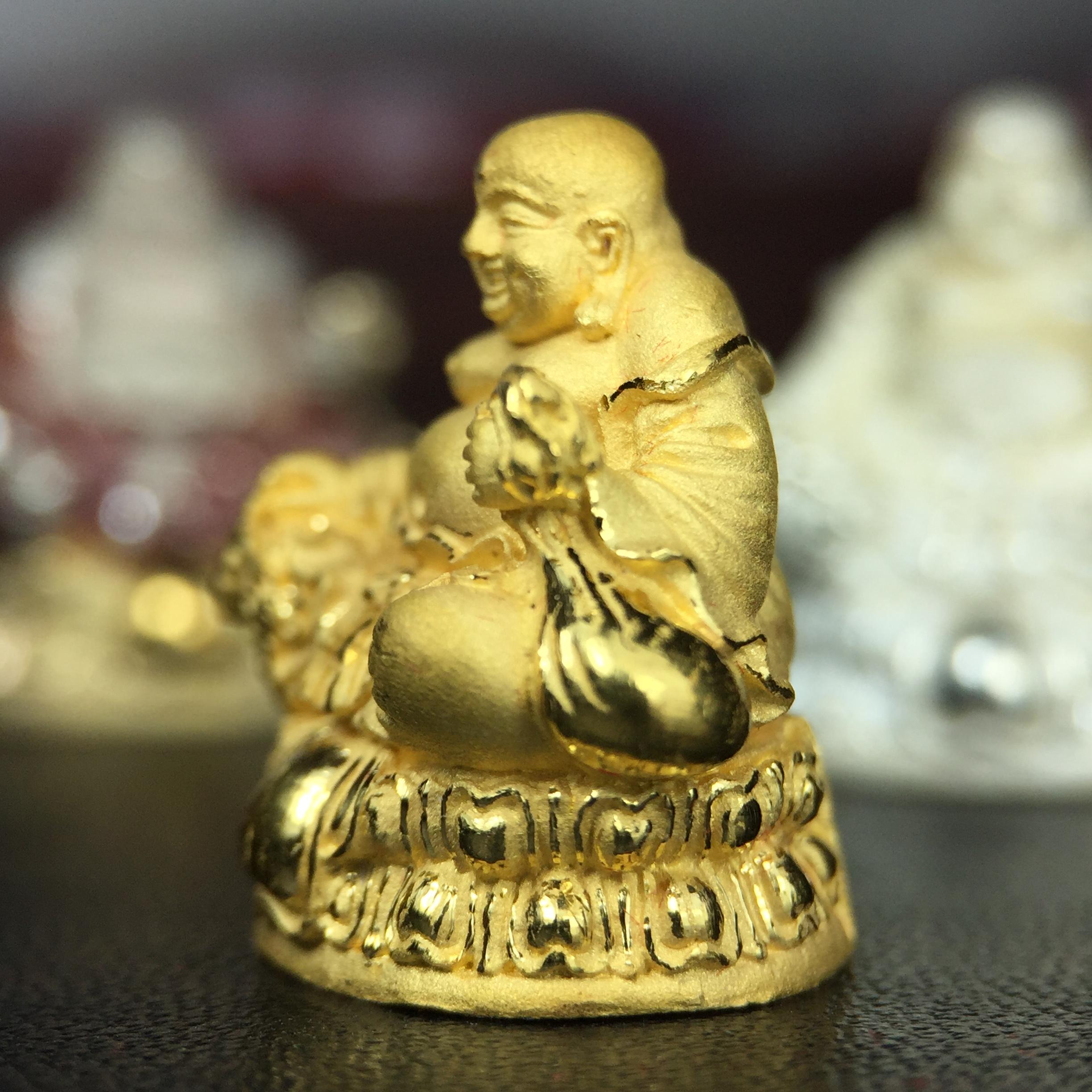 รูปหล่อลอยองค์ พระศรีอริยะเมตตรัยโพธิสัตว์(พระสังกัจจายน์)ชุดทองคำ(เนื้อทองคำ(15.44 กรัม)+เนื้อเงินสามกษัตริย์+เนื้อเงิน) โครงการสร้าง พระศรีอริยะเมตตรัยมหาโพธิสัตว์ น้อมถวายพระบาทสมเด็จพระเจ้าอยู่หัว ทรงครองศิริราชสมบัติครบ 50 ปี วัดโพธิ์แมนคุณาราม