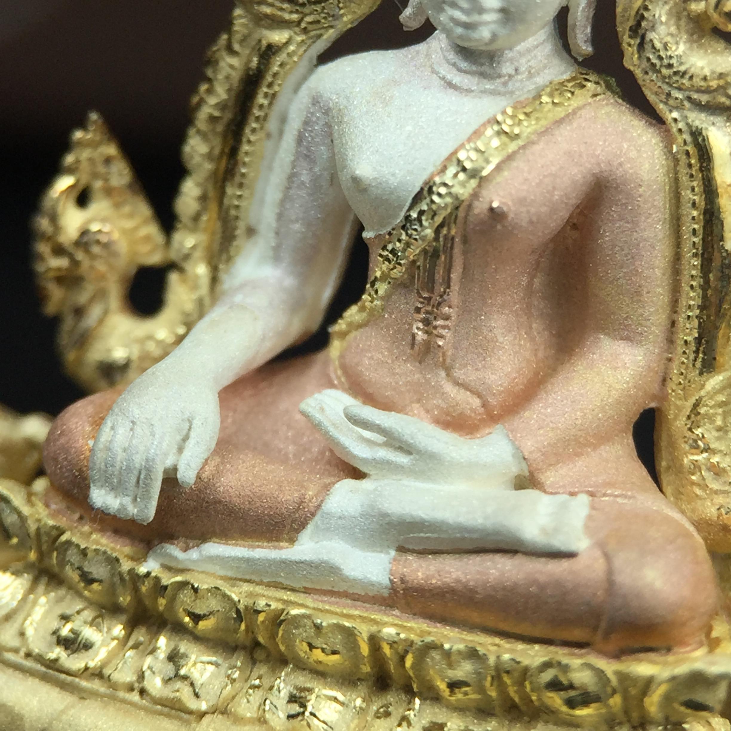 พระพุทธชินราช ภปร. โครงการ "เพราะแผ่นดินนี้ คือ แผ่นดินเกิด" ปี2548(รุ่นแรก) ลอยองค์ หน้าตัก 1/2 นิ้ว เนื้อเงินสามกษัตริย์(ผิวเดิมติดรุ้งๆสวยดีมีเสน่ห์) พุทธศิลป์งดงามทรงคุณค่า รุ่นยอดนิยม