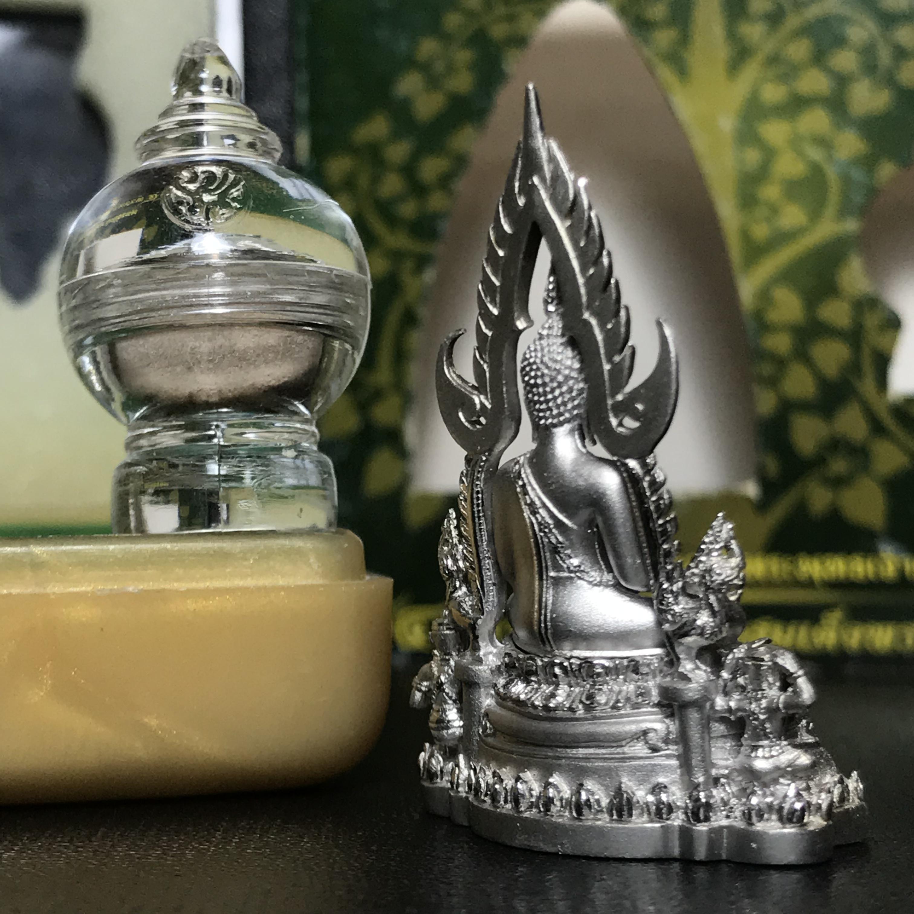 พระพุทธชินราช(จำลอง) ภปร. 84 พรรษา เนื้อเงินชุบทองคำขาว พิมพ์กลางขนาดหน้าตัก 1/2 นิ้ว(1ใน5000องค์) )(พระราชทานมวลสาร จิตรลดาและเส้นพระเจ้า(เส้นผม)รัชกาลที่9)