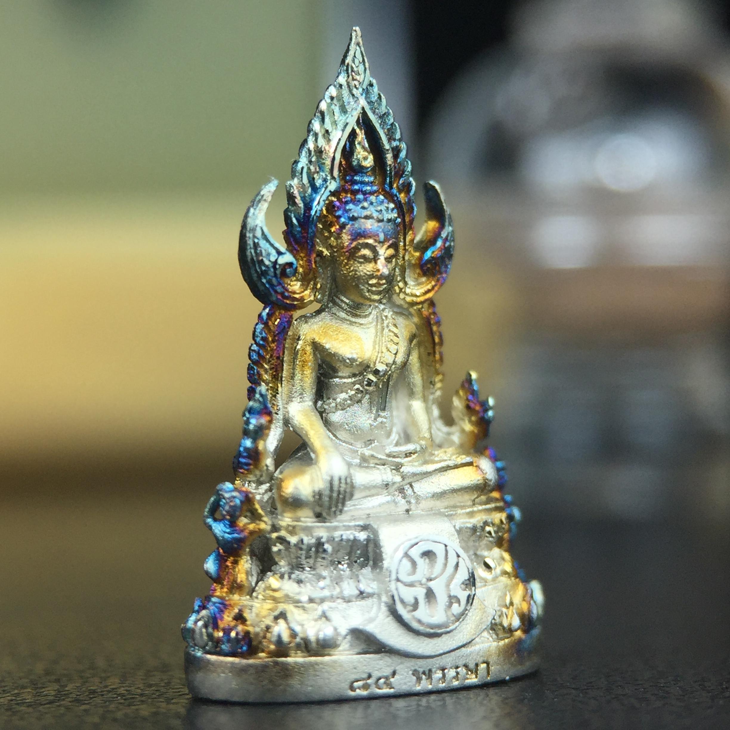 พระพุทธชินราช(จำลอง) ภปร. 84 พรรษา เนื้อเงินชุบทองคำขาว พิมพ์เล็กขนาดหน้าตัก 1/4 นิ้ว (สภาพผิวเดิมสวย ขึ้นสีรุ้งธรรมชาติ แบบนิยม)(พระราชทานมวลสาร จิตรลดาและเส้นพระเจ้า(เส้นผม))พุทธศิลป์ทรงคุณค่าอีกหนึ่งรุ่นยอดนิยม