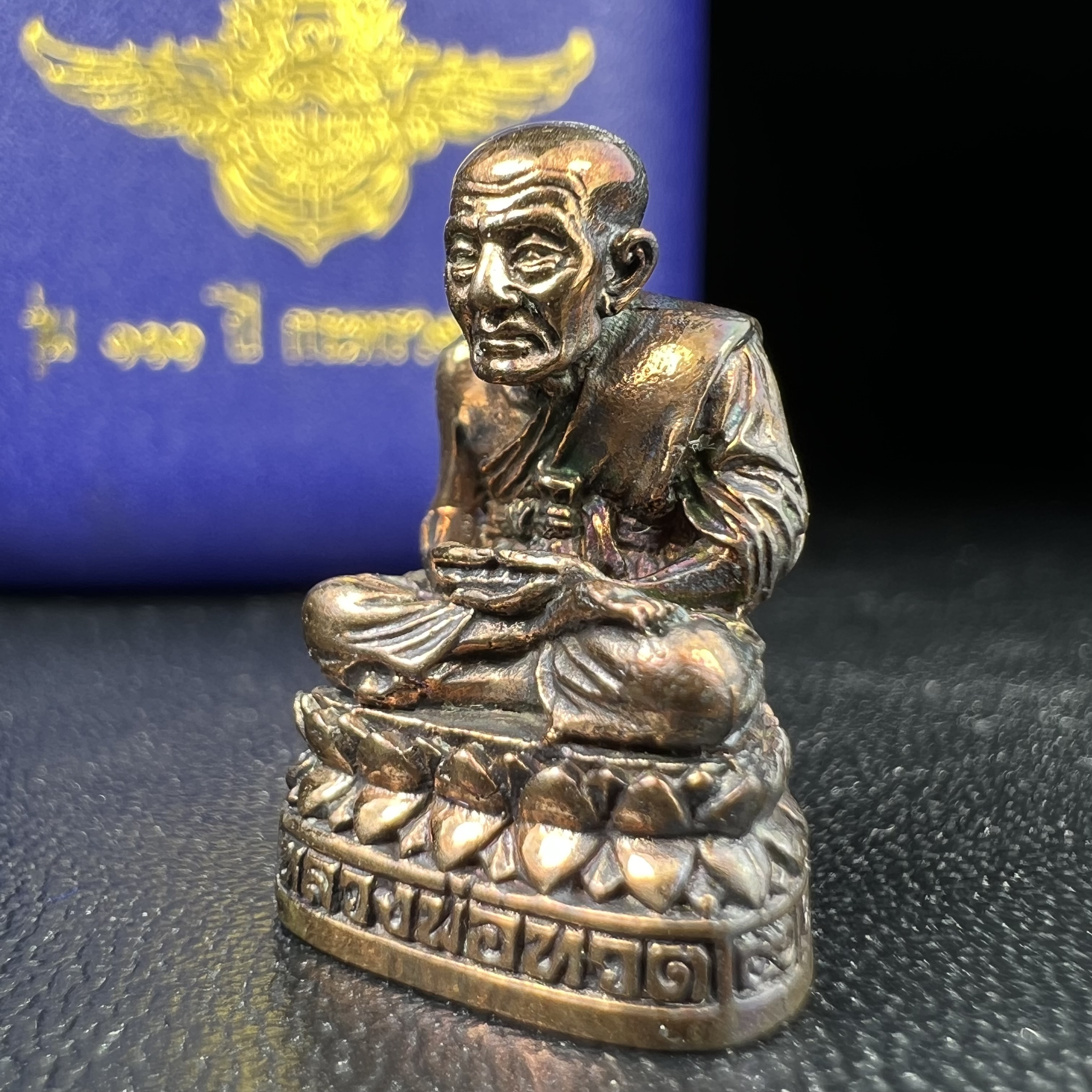 รูปเหมือนหล่อลอยองค์หลวงปู่ทวด รุ่น 111ปี กระทรวงกลาโหม เนื้อนวโลหะรมดำ-ปัดเงา ปี2540 พิธีใหญ่ เข้มขลัง นิยม พร้อมกล่องบรรจุเดิม(คัดสภาพสวยผิวเทพๆผิวรุ้งๆ)ทั้งพิธีทั้งพุทธศิลป์ทรงคุณค่าอีกหนึ่งรุ่นยอดนิยม