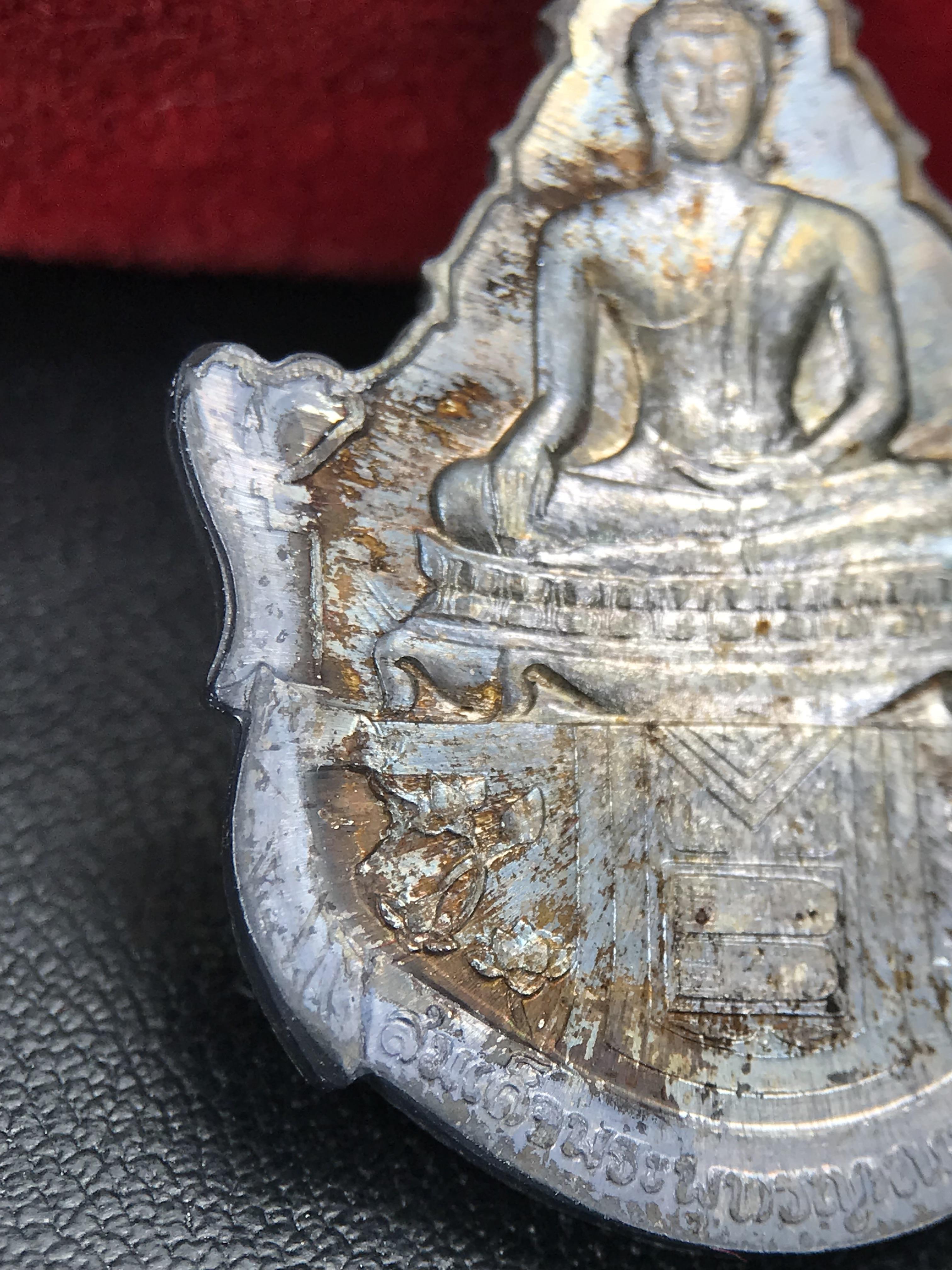 เหรียญพระพุทธญาณนเรศวร์ รุ่นแรก หลังพระปรมาภิไธย ภปร.และ สก.วัดญาณสังวราราม จ.ชลบุรี ปี 2527 เนื้อเงิน(ผิวเดิม ขึ้นรุ้งผิวน้ำทองกระจายทั่วเหรียญสวยมาก)ขนาด 2.3 x 3.8 ซม. พร้อมกล่องเดิม สมเด็จพระญาณสังวร ประธานในพิธีมหาพุทธาภิเษก(เนื้อเงินพบเจอน้อย หายาก)