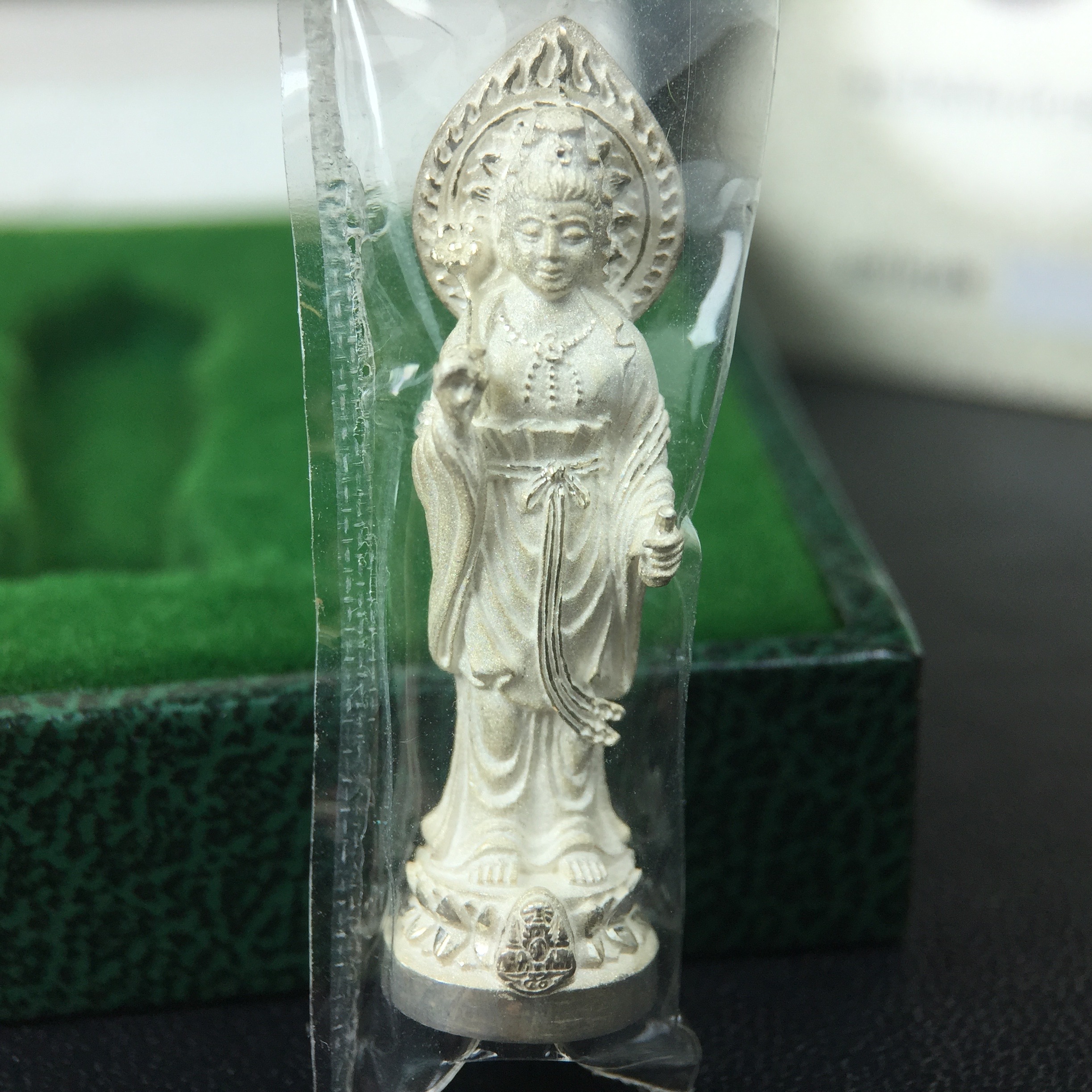 พระโพธิสัตว์อวโลกิเตศวร (เจ้าแม่กวนอิม) รุ่นฉลองปีกาญจนาภิเษก ปี 2540 เนื้อเงินบริสุทธิ์ 99.9%(นวลเงา) เทศบาลนครหาดใหญ่จัดสร้างถวายเฉลิมพระเกียรติพระบาทสมเด็จพระเจ้าอยู่หัวทรงครองสิริราชสมบัติครบ 50 ปี(สภาพซีนซองเดิมกล่องบรรจุการ์ดใบรับรองเดิมครบ)หายาก