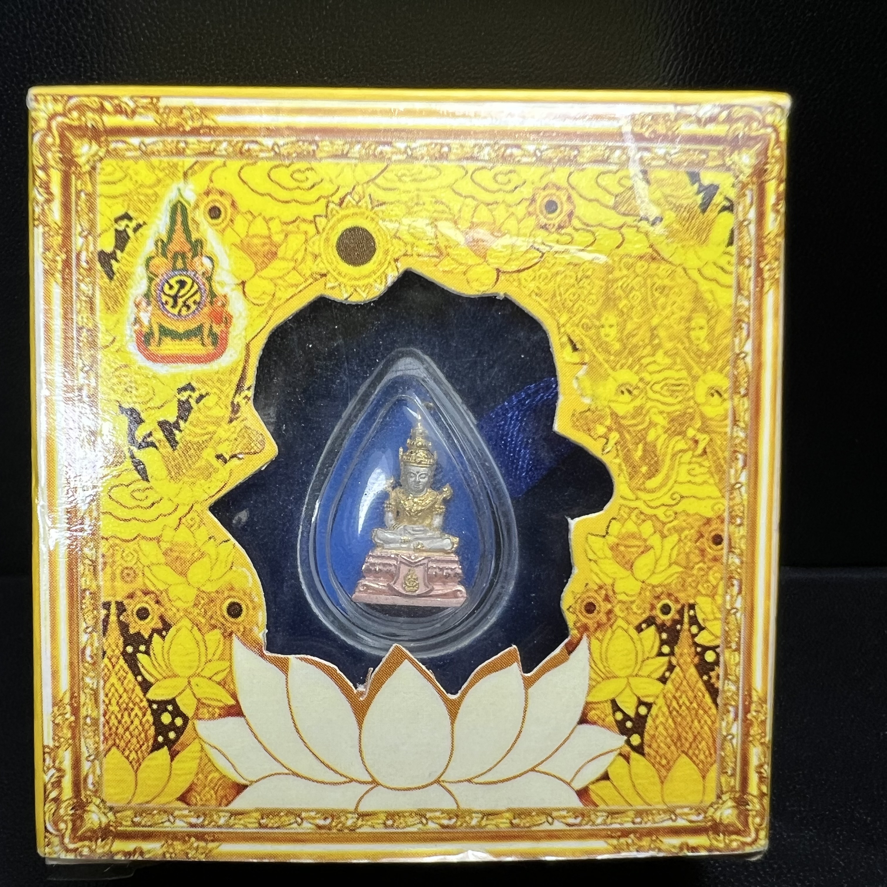 พระแก้วมรกต(จำลอง)ลอยองค์ ขนาดหน้าตัก 1/4 นิ้ว ทรงเครื่องฤดูร้อน เนื้อเงินสามกษัตริย์ ตราสัญลักษณ์ฉลองสิริราชสมบัติครบ 60 ปี พ.ศ.2549(สภาพสวย ครบ สมบูรณ์)