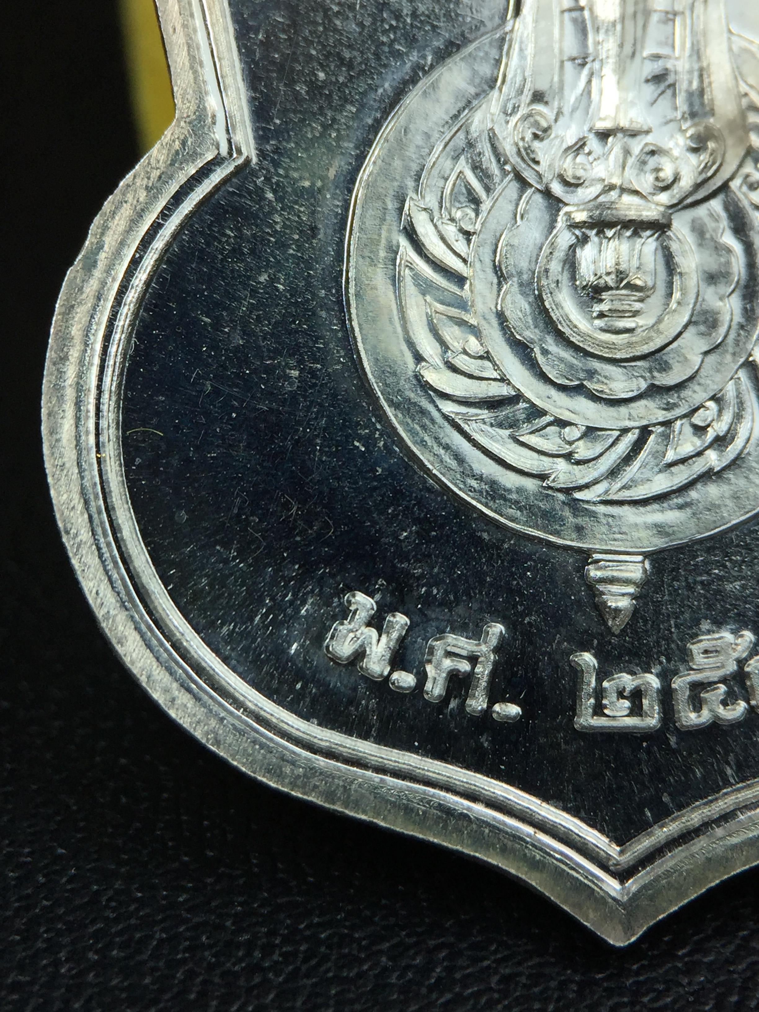 เหรียญพระบาทสมเด็จพระเจ้าอยู่หัว รัชกาลที่9ประทับนั่งบัลลังก์ กระทรวงมหาดไทยจัดสร้าง ปี2539 เนื้อเงินกล่องบรรจุเดิมสภาพสวย เนื้อเงินผิวกระจก สวยเดิม แบบนิยม หายาก