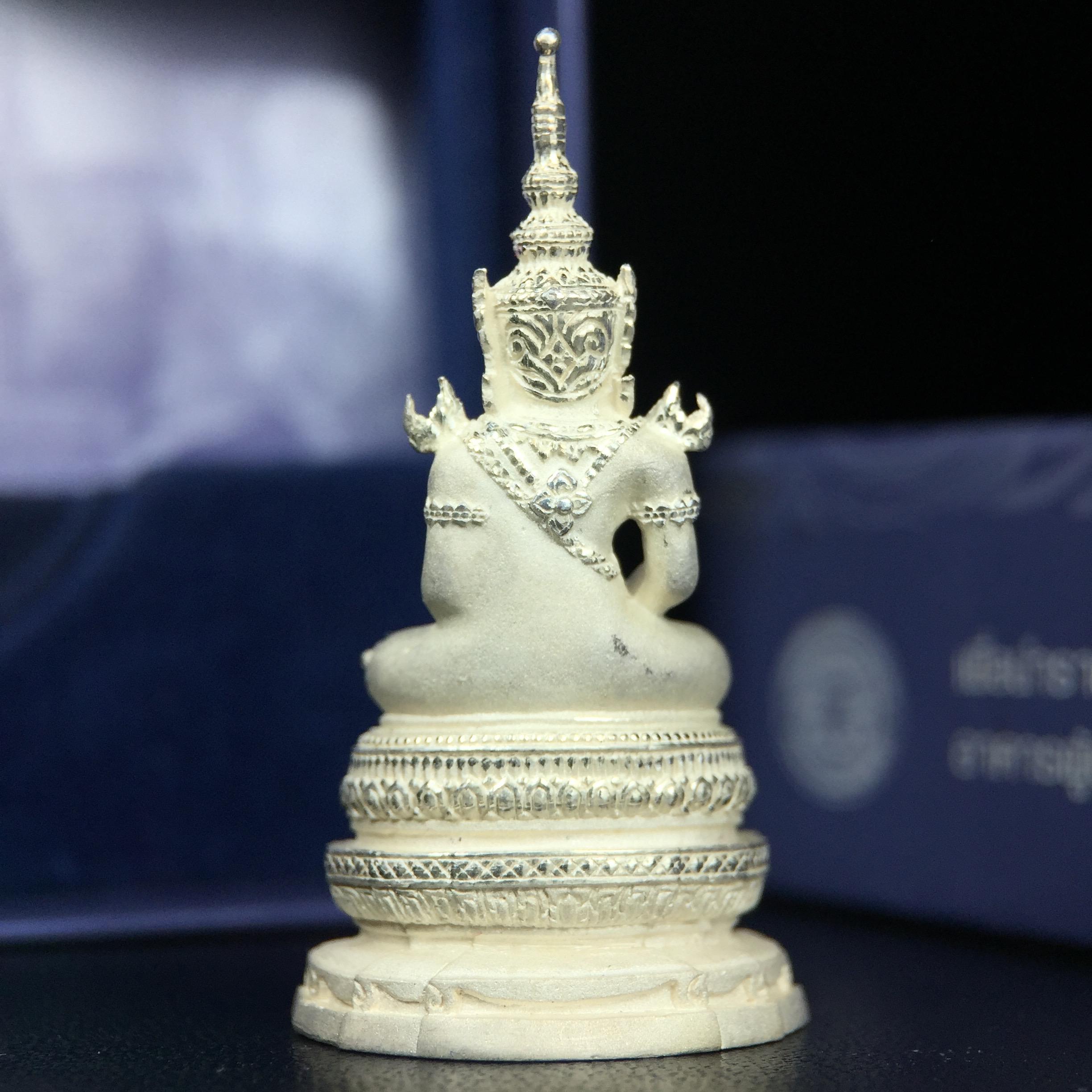 พระแก้วมรกต ภปร. ปี2547 จัดสร้างโดย รพ.ภูมิพลฯ เนื้อเงิน ลอยองค์ หน้าตัก 1/2 นิ้ว งดงามทรงคุณค่าอีกหนึ่งรุ่นยอดนิยม หายาก(1ใน3000องค์)