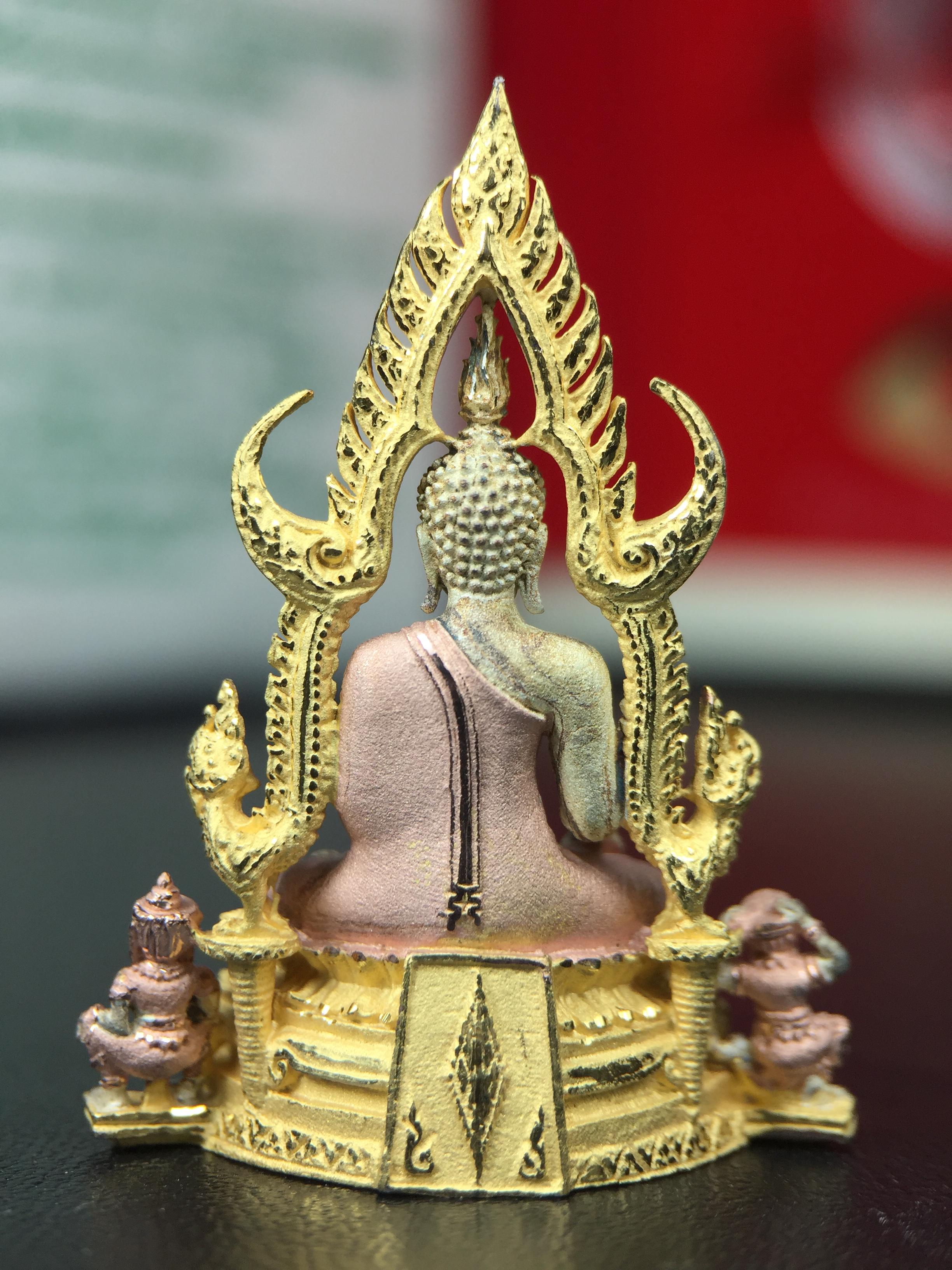 พระพุทธชินราช ภปร. ในวโรกาสพระราชพิธีมหามงคล เฉลิมพระชนมายุ6รอบ 5ธันวาคม2542 มูลนิธิพิทักษ์ดวงตาประชาชน จัดสร้าง เนื้อเงินบริสุทธิ์ 99.9% แบบสามกษัตริย์ขัดเงาบางส่วน พิมพ์ใหญ่ ขนาดสูง 3.4 ซม. พร้อมกล่องบรรจุเดิม