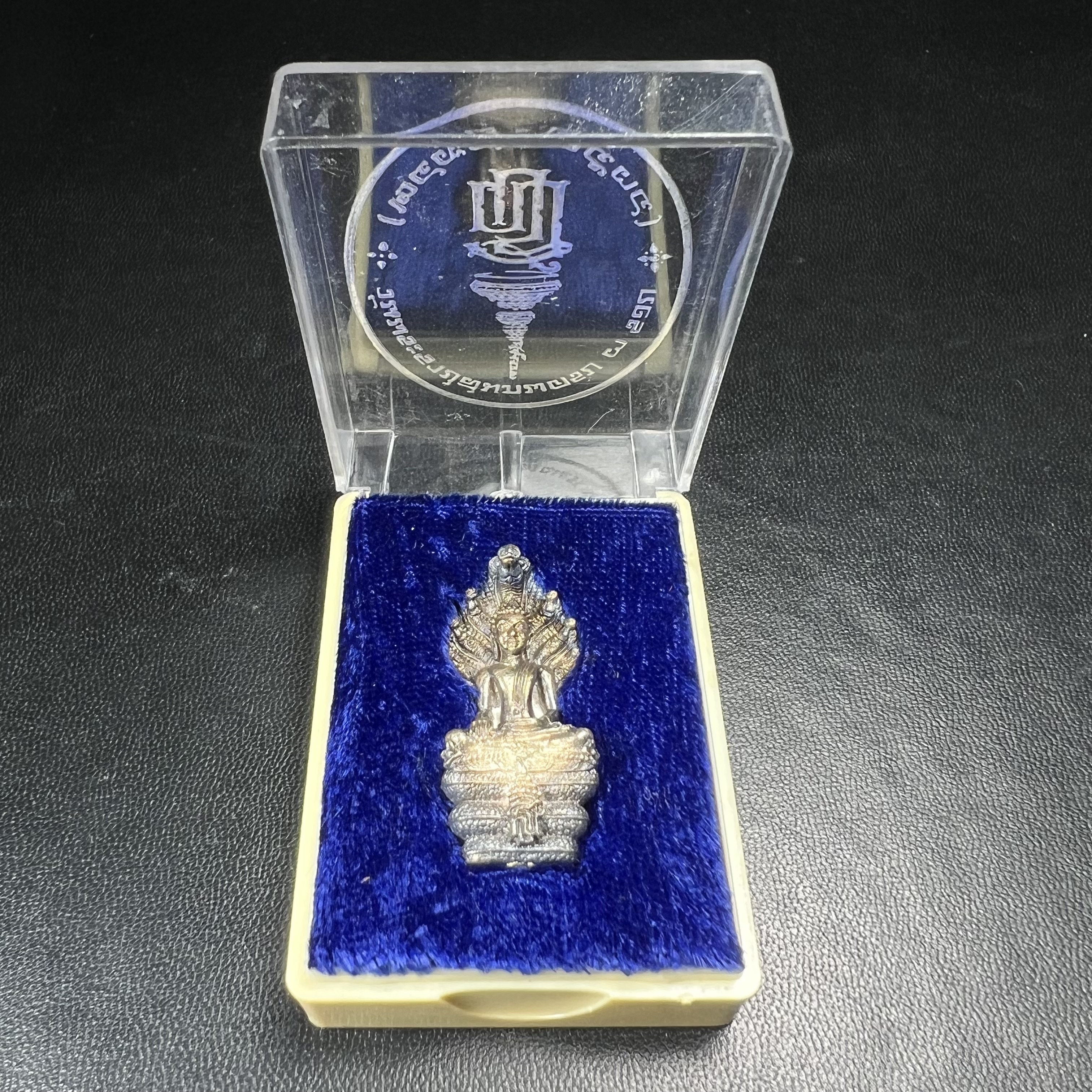 พระพุทธรูปนาคปรกปางมารวิชัย สธ. เนื่องวโรกาสสมเด็จพระเทพรัตนราชสุดาฯ ทรงเจริญพระชนมายุครบ 3 รอบ ปี2534 พิธีพุทธาภิเษก ณ วัดบวรนิเวศวิหาร โดยมีสมเด็จพระญาณสังวร สมเด็จพระสังฆราชเป็นองค์ประธาน(พิธีใหญ่ มวลสารดี พุทธศิลป์งดงาม)พระกริ่งเนื้อเงินพบเจอน้อยหายาก