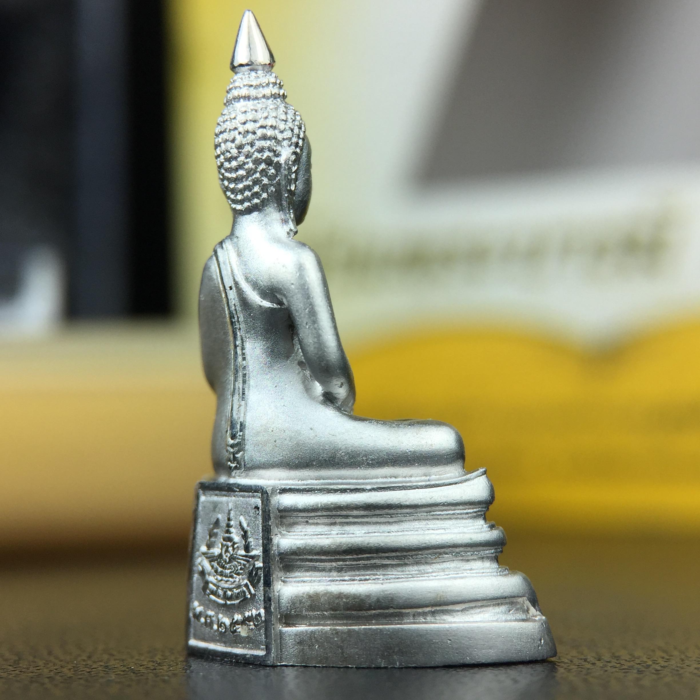 พระพุทธโสธร คุ้มเกล้าฯ ภปร.(ใต้ร่มพระบารมี คุ้มเกล้า) 60ปี รพ.ภูมิพลฯ พ.ศ.2552 เนื้อเงิน ชุบทองคำขาว(ลอยองค์พิมพ์ กลาง ขนาด 26*18.5 มม.) 1 ใน 5000 องค์ หายาก