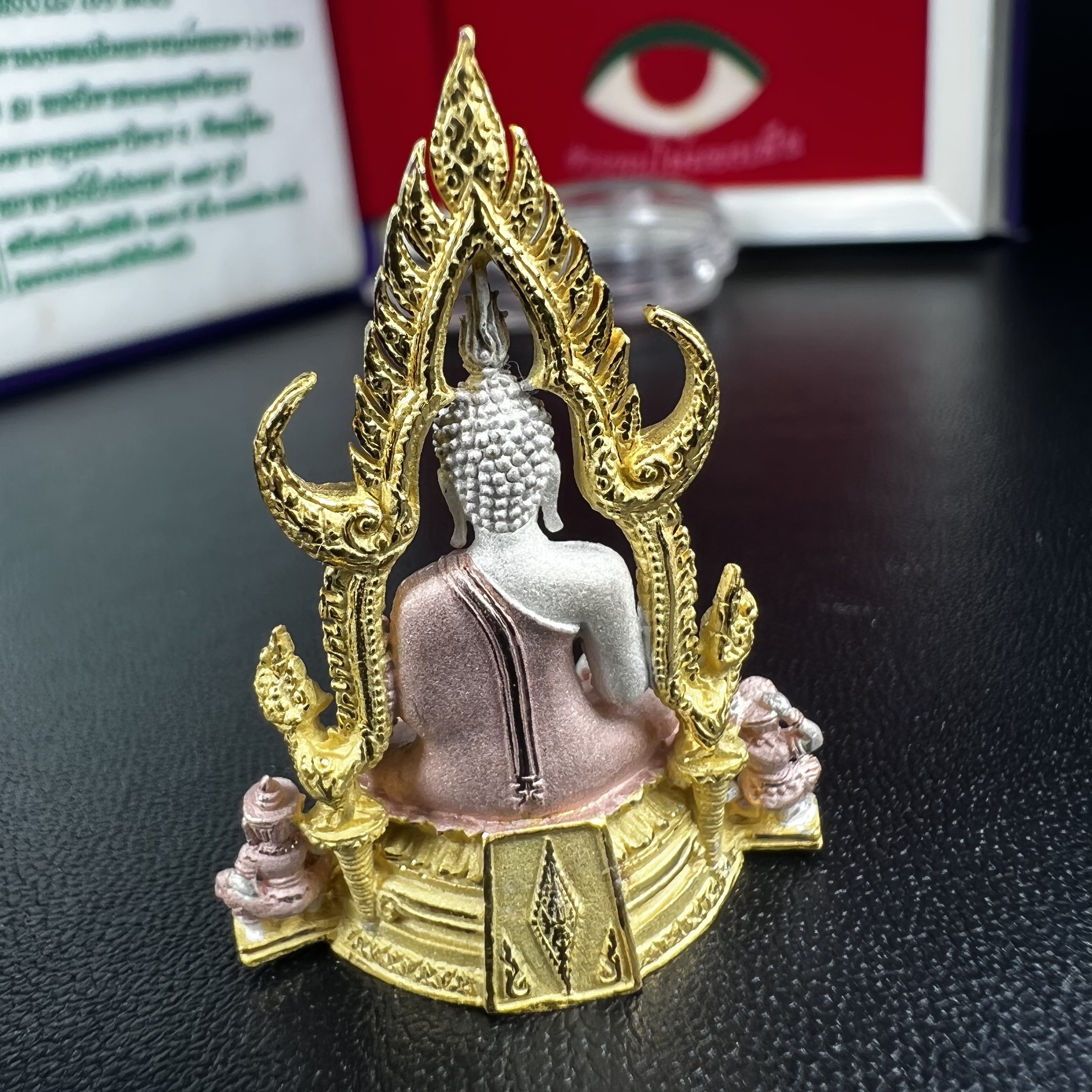 พระพุทธชินราช ภปร. ในวโรกาสพระราชพิธีมหามงคล เฉลิมพระชนมายุ6รอบ 5ธันวาคม2542 มูลนิธิพิทักษ์ดวงตาประชาชน จัดสร้าง เนื้อเงินแบบสามกษัตริย์ขัดเงาบางส่วน พิมพ์ใหญ่ ขนาดสูง 3.4 ซม. พร้อมกล่องบรรจุเดิม