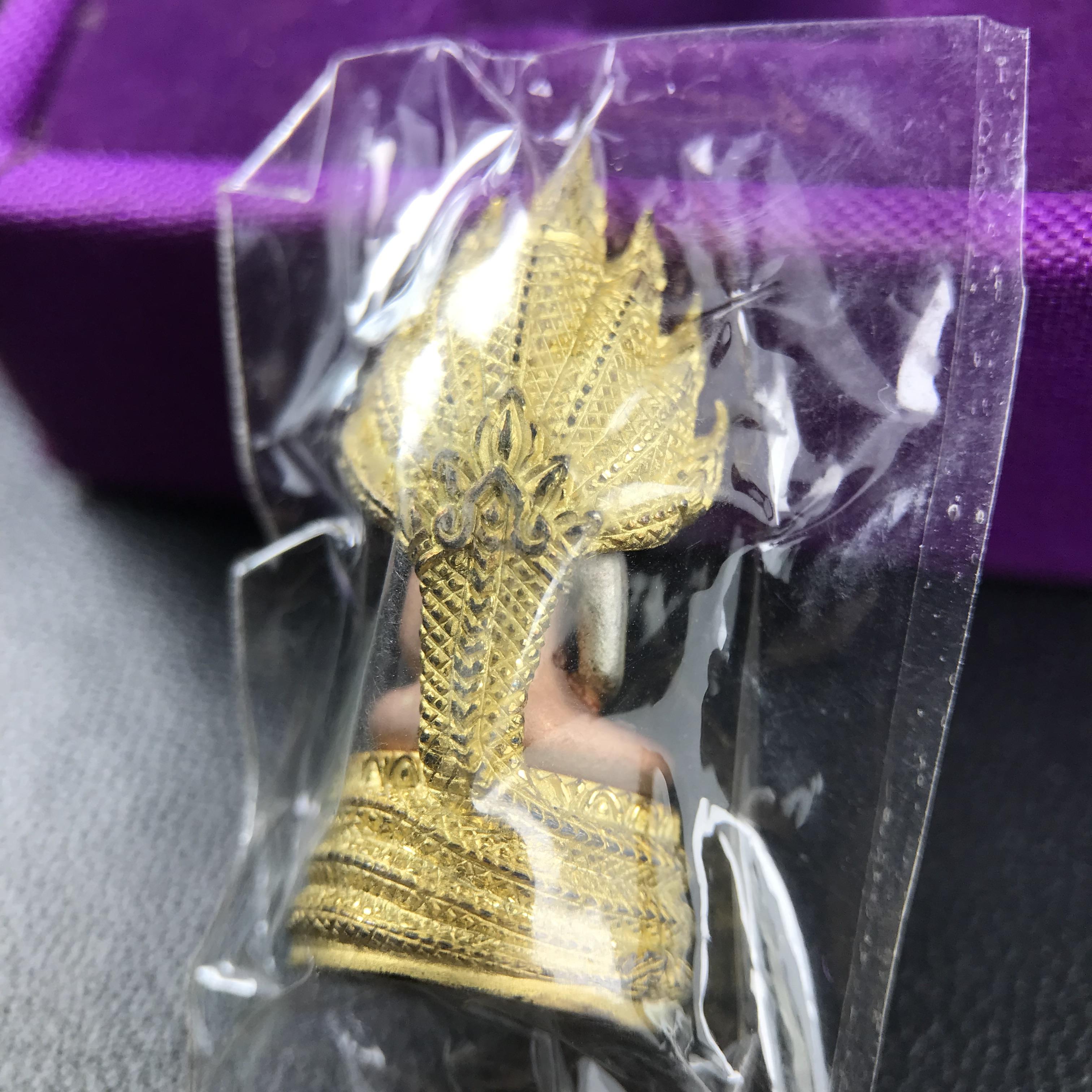 พระนาคปรก สธ. รุ่นสร้างพระอุโบสถเฉลิมพระเกียรติ 4 รอบ 84 พรรษา สมเด็จพระเทพรัตนราชสุดาฯ วัดบวรนิเวศวิหาร ปี 2543 พิมพ์เล็ก เนื้อเงินบริสุทธิ์ ชุบสามกษัตริย์แบบพ่นทรายขัดเงาบางส่วน(สภาพสวย ซีนซองกล่องบรรจุเดิม)พิธีใหญ่ พุทธศิลป์งดงาม หายาก (1 ใน 2999 องค์)