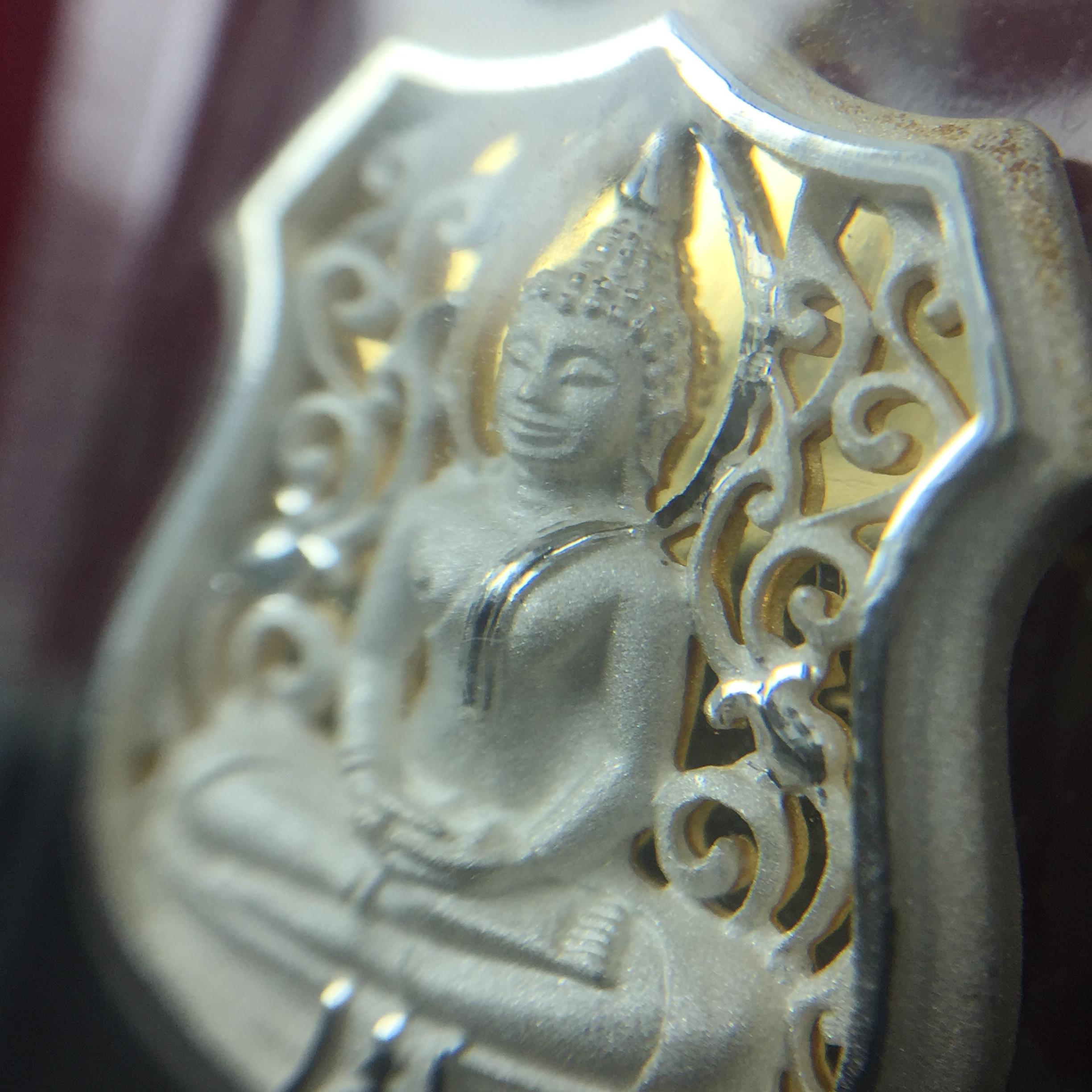 เหรียญหล่อฉลุลายพระพุทธโสธรทรงอาร์มลายกนก เนื้อเงินบริสุทธิ์พ่นทรายนวลขัดเงา(แผ่นกลางทองคำ) พิมพ์เล็ก สูง 2.1 ซม. รุ่น "ทูลเกล้ามหามงคล" ปี 2544(สภาพคัดสวยซีนซองเดิมกล่องบรรจุเดิมครบสมบูรณ์)