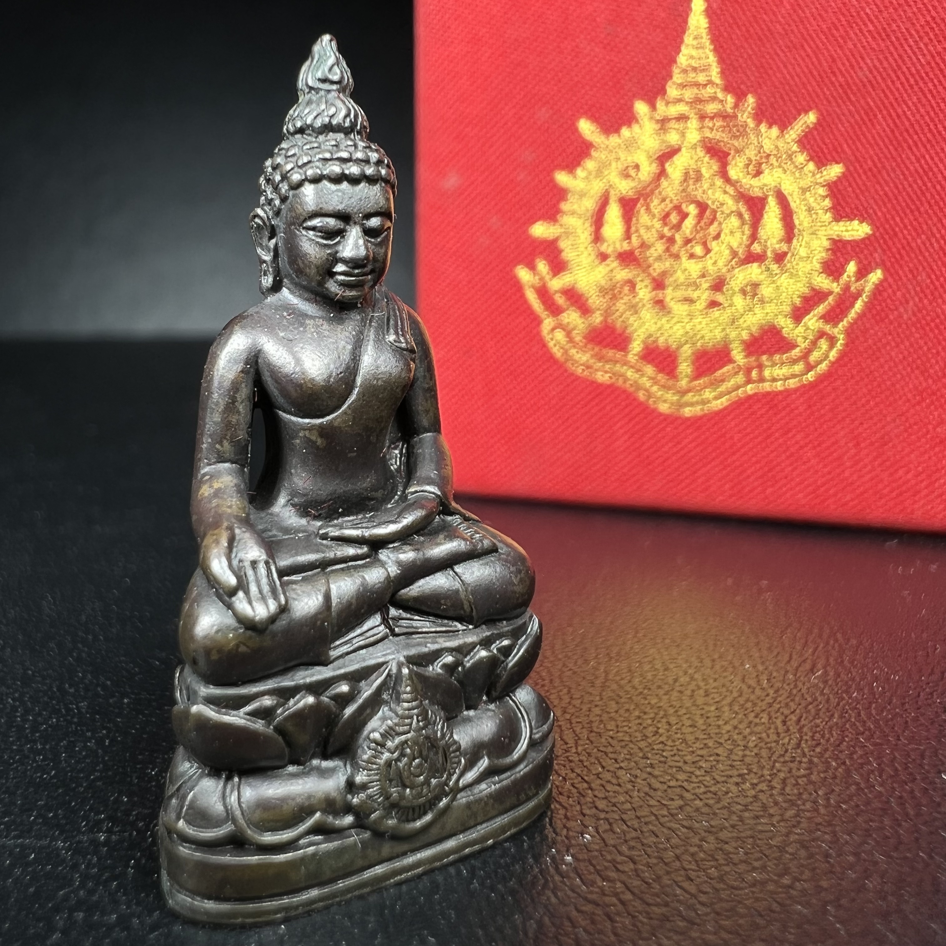 พระกริ่งไพรีพินาศ เฉลิมพระเกียรติ พระบาทสมเด็จพระเจ้าอยู่หัวรัชกาลที่9 พระชนมพรรษา 6 รอบ ปี2542 เนื้อนวโลหะผสมทองคำ(บรรจุเหล็กไหล)ดีนอก-ดีใน