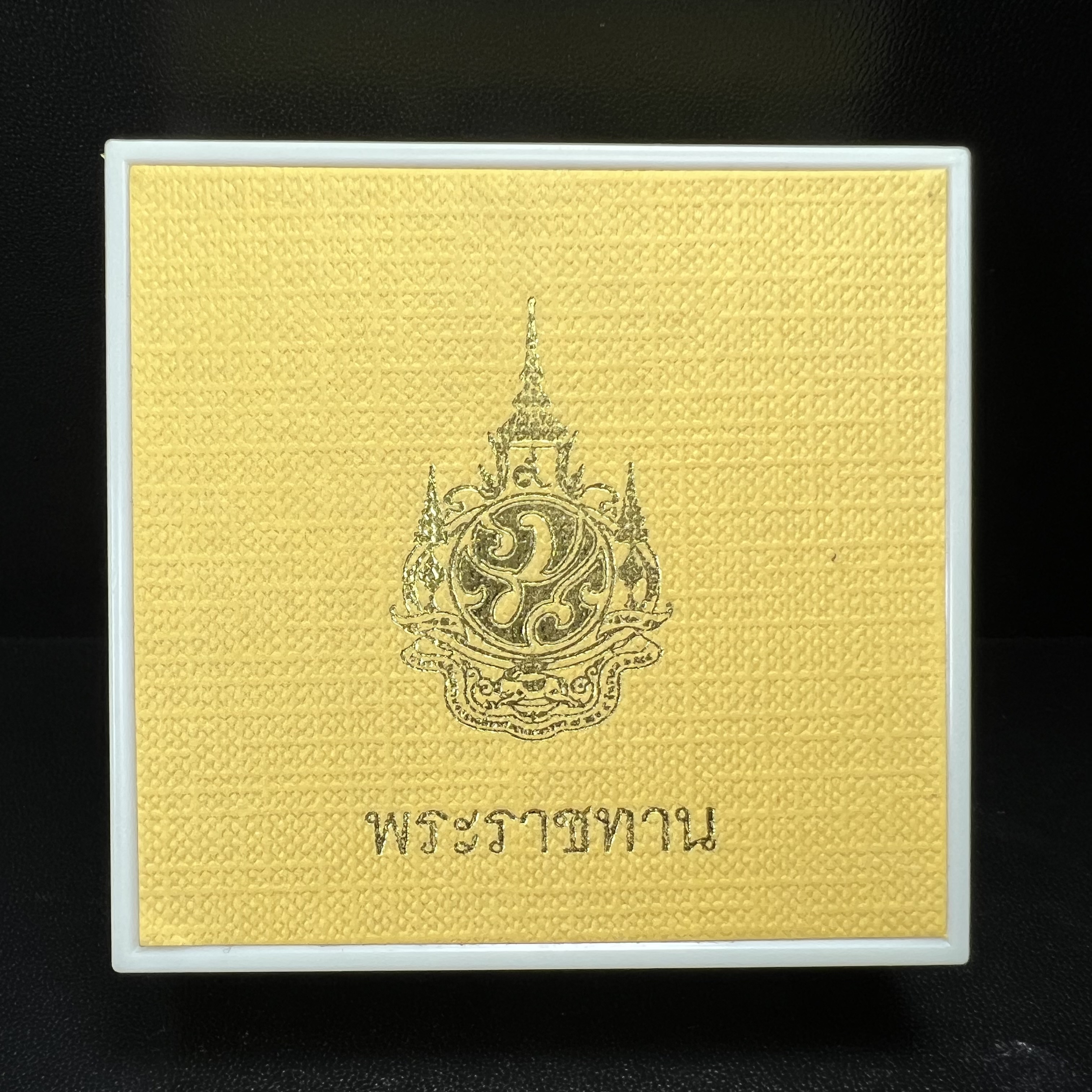 พระพุทธชินสีห์ หลังตรา ปรมาภิไธยย่อ ภปร. ในวโรกาสเฉลิมพระชมพรรษาในหลวงรัชกาลที่9 ครบ 7 รอบ และ ที่ระลึกสมโภชวัดบวรนิเวศวิหารครบ 175 ปี พ.ศ.2554 เหรียญเนื้อเงิน พิมพ์ใหญ่ ขนาดสูง 3.8 ซม. พร้อมกล่องบรรจุเดิมพระราชทาน(1 ใน 1585 เหรียญ)หายาก