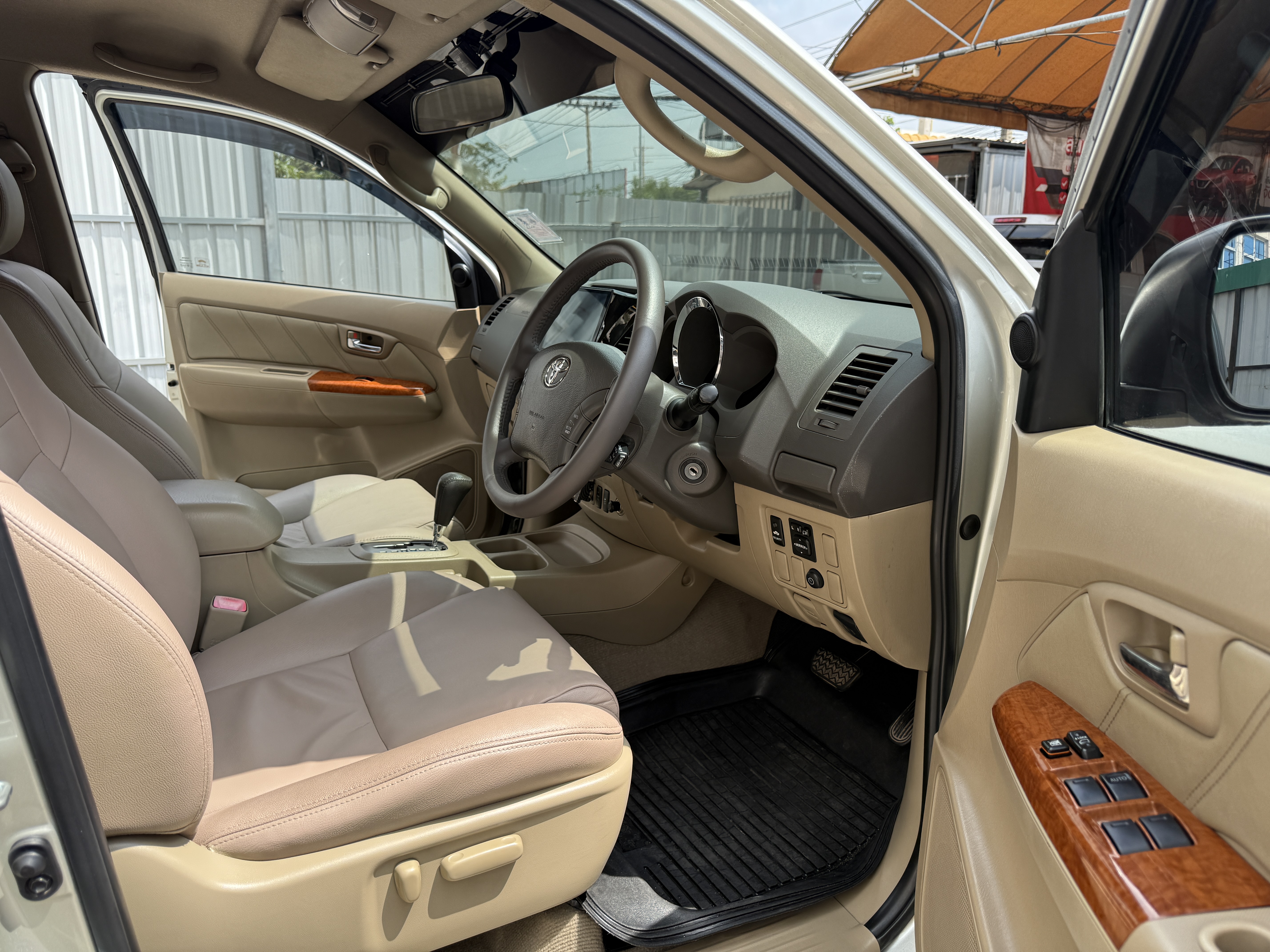 Toyota Fortuner 3.0 V 2WD At 2010 เงิน